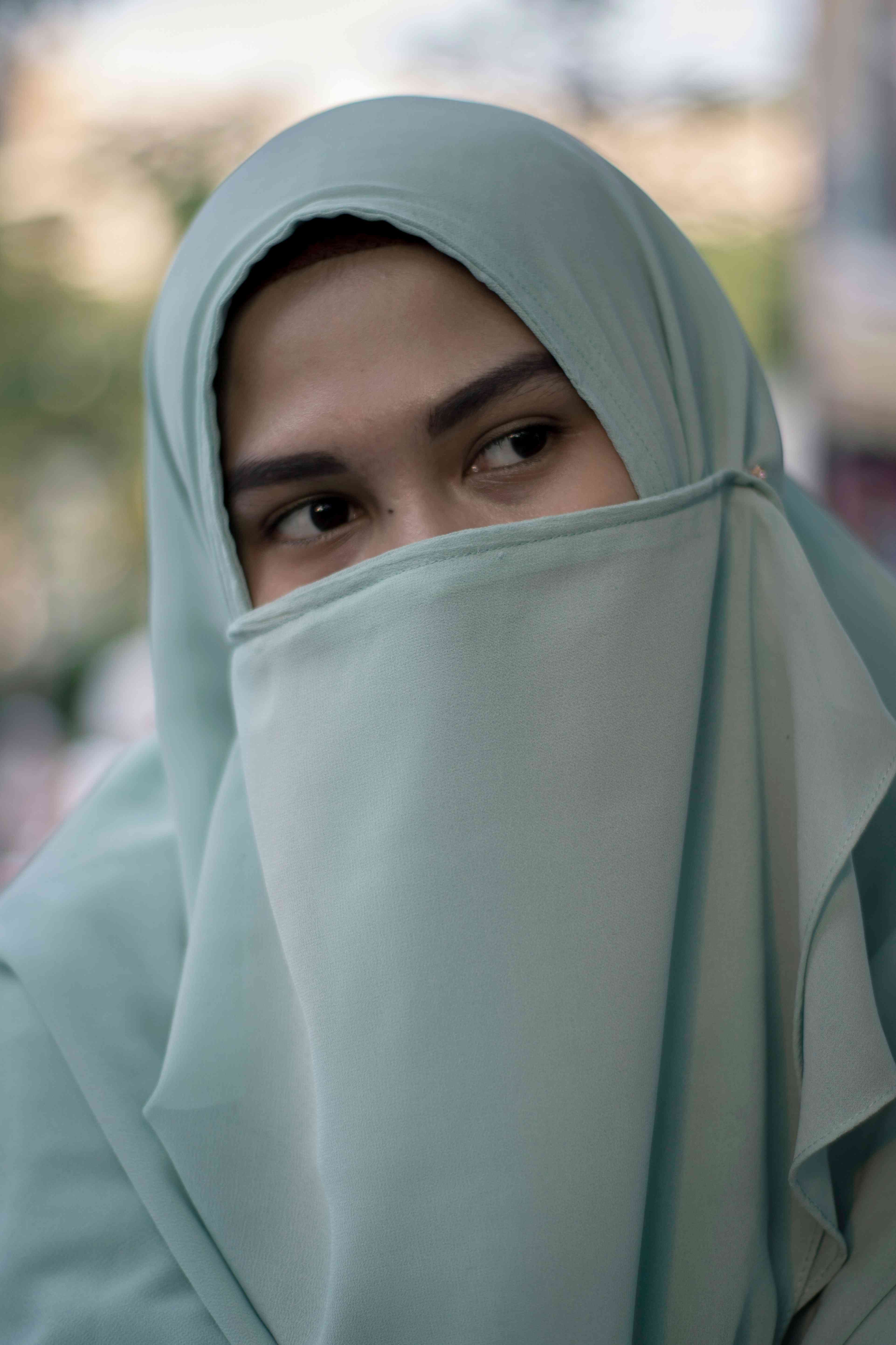 Semerbak Surgawi: Keindahan Wanita Berhijab