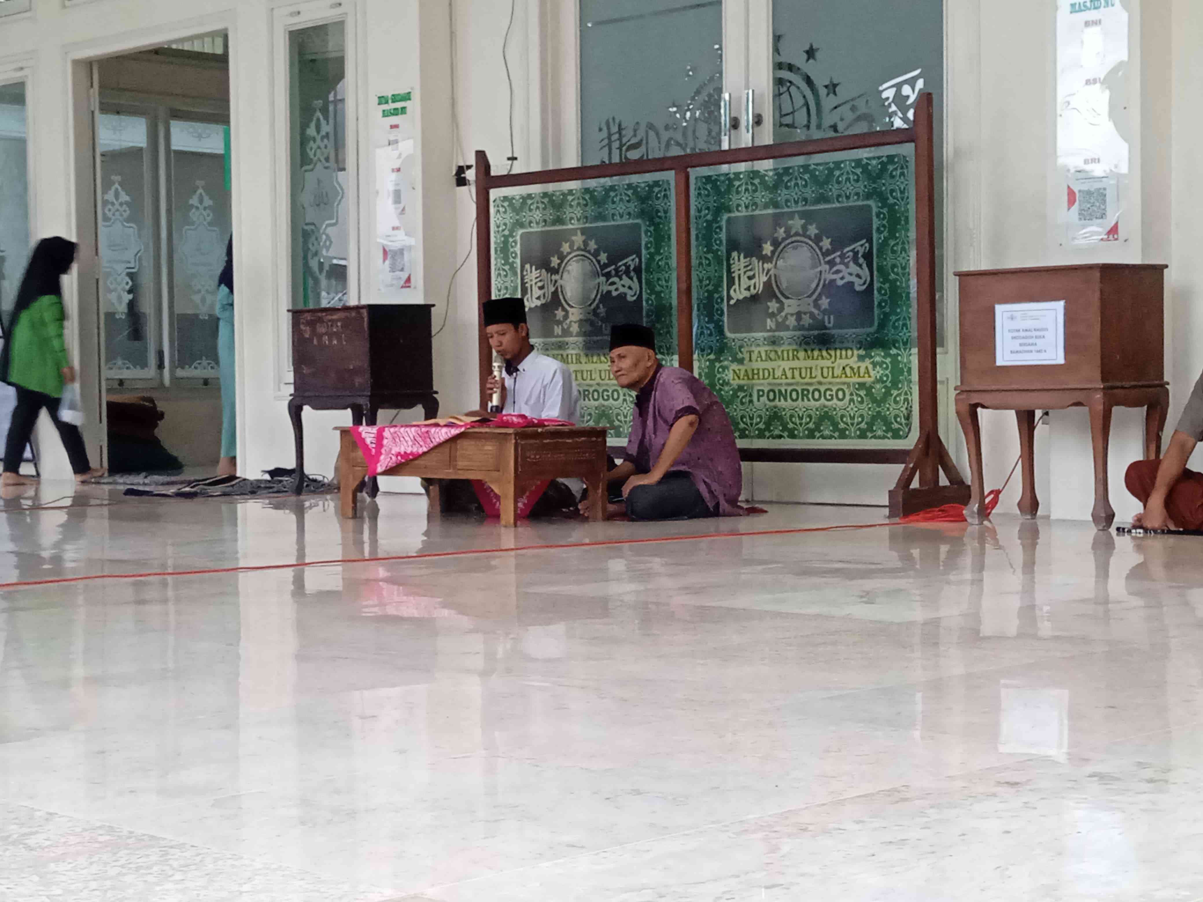 Menjelajahi Makna Puasa Ramadan: Ngaji Kitab Kuning "Fathul Mu'in" di Masjid NU Cabang Ponorogo