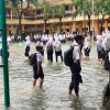 Siswa Pesta Hujan Sepulang Sekolah, Mengingatkan Kenangan Kala Itu