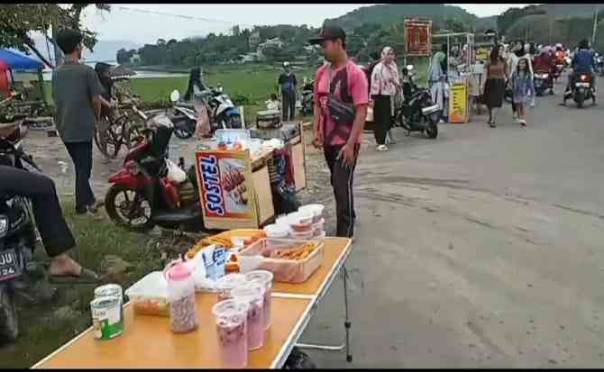 Berburu Takjil Untuk Buka Puasa di Tanggul Kayat