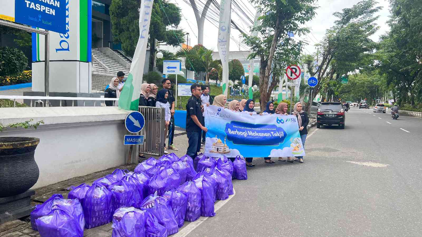 Bank Kalsel Bagikan Makanan Gratis ke Masyarakat di Bulan Ramadhan