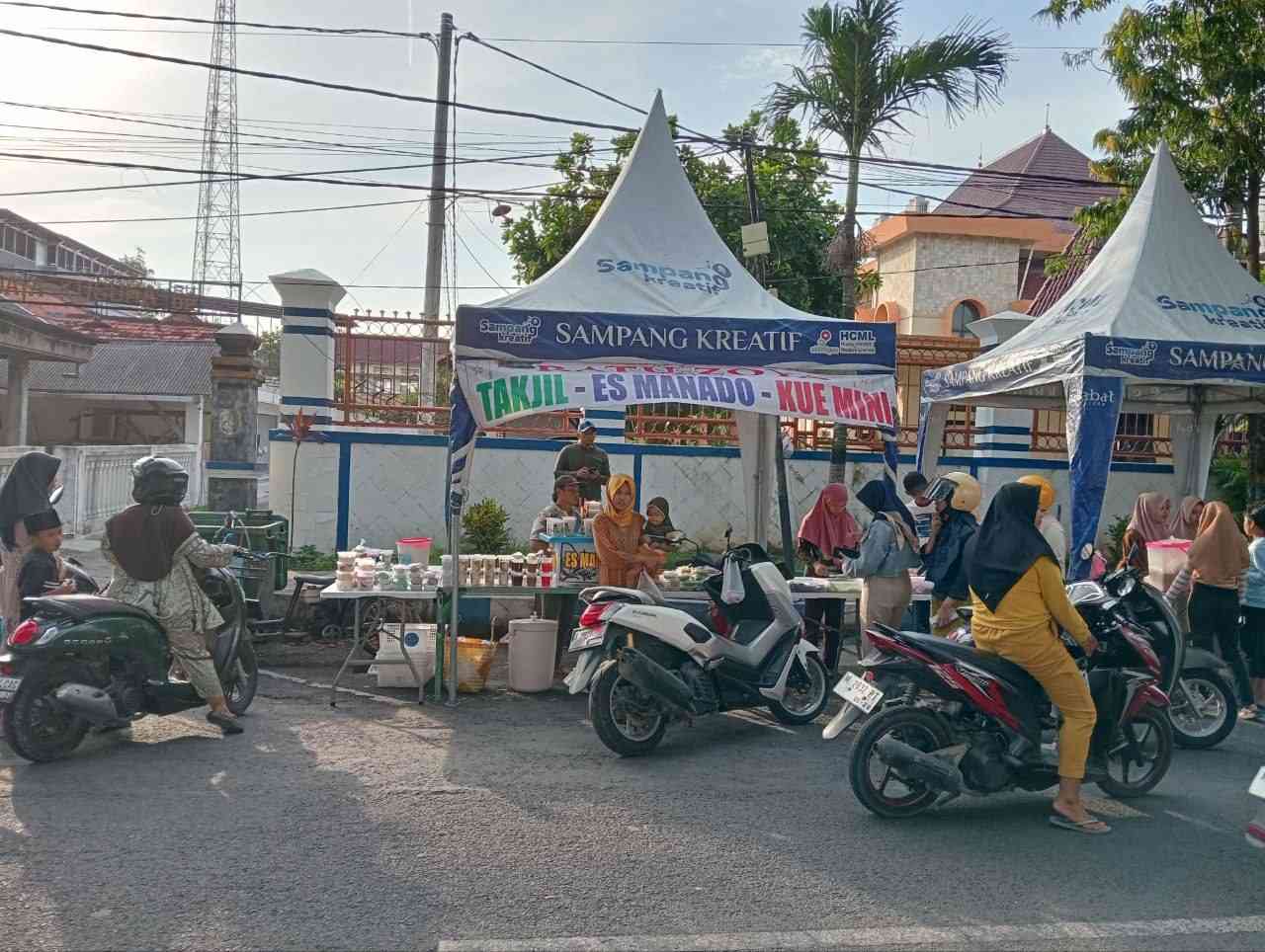 Semarak Pasar Takjil Menghiasi Alun-Alun Trunojoyo Menjelang Buka Puasa di Kabupaten Sampang, Madura