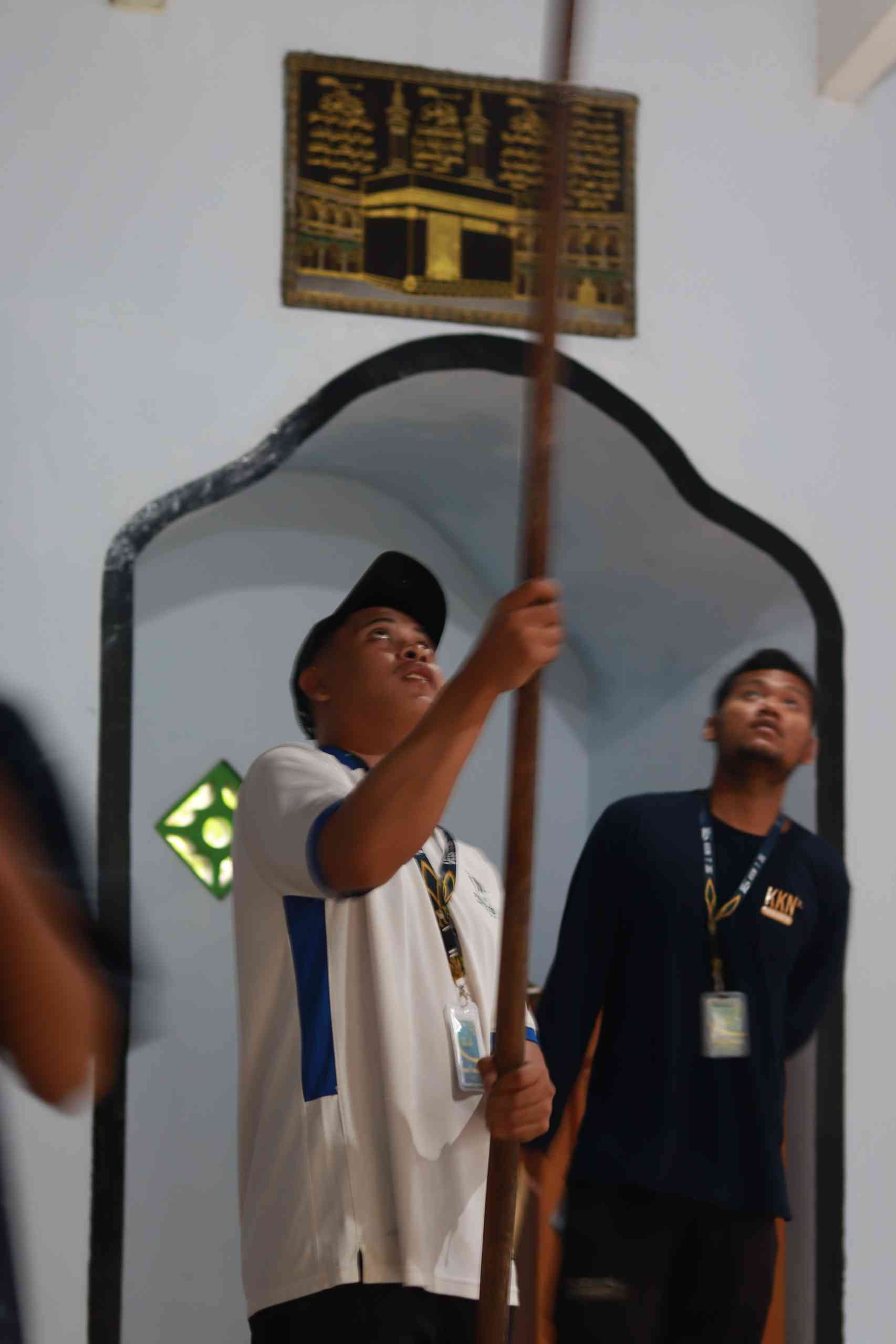 Menyongsong Bulan Suci Ramadhan, Panitia KKN turut Berpartisipasi dalam Membersihkan Masjid Darul Muttaqin Sampung