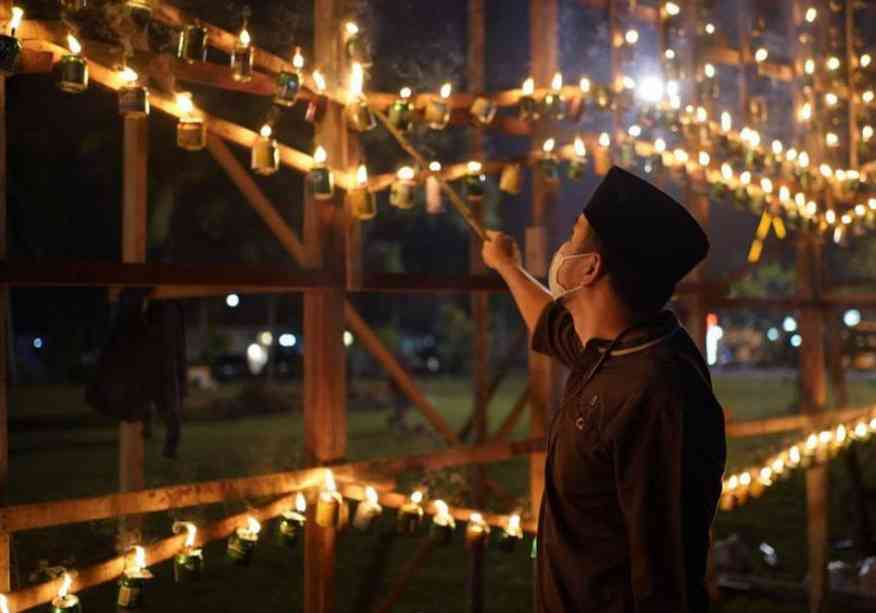 Sambut Ramadan dengan Kebersamaan: Tradisi Pasang Lampu Hias