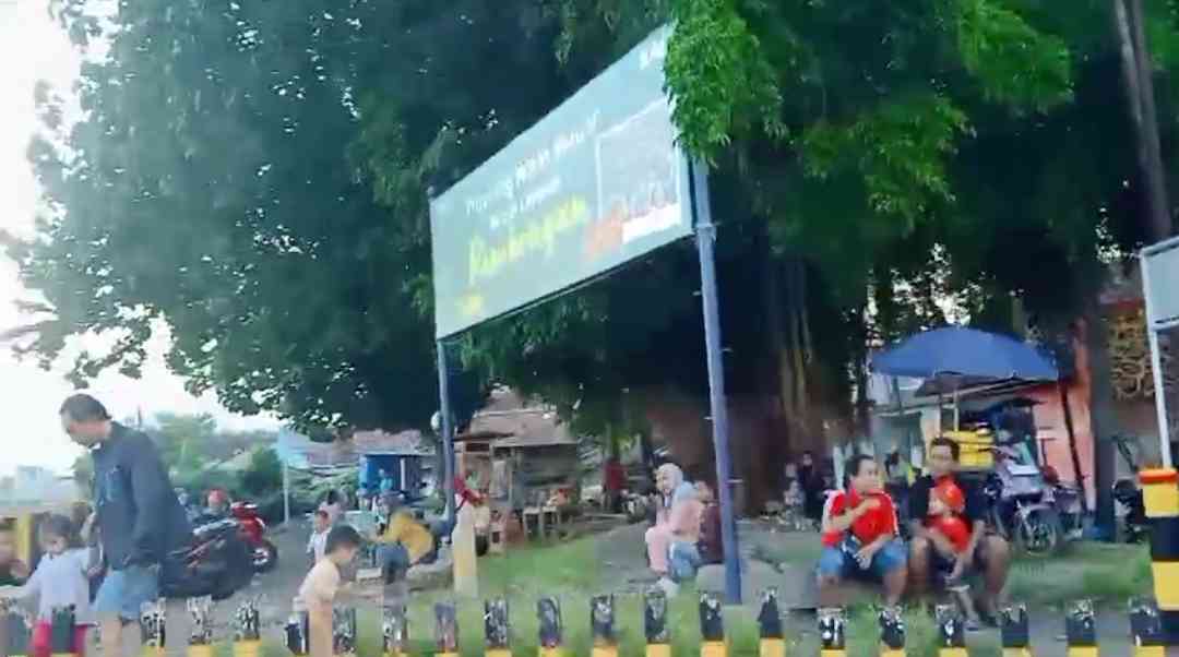 Ngeri! Tradisi Ngabuburit di Tepi Rel Kereta Api