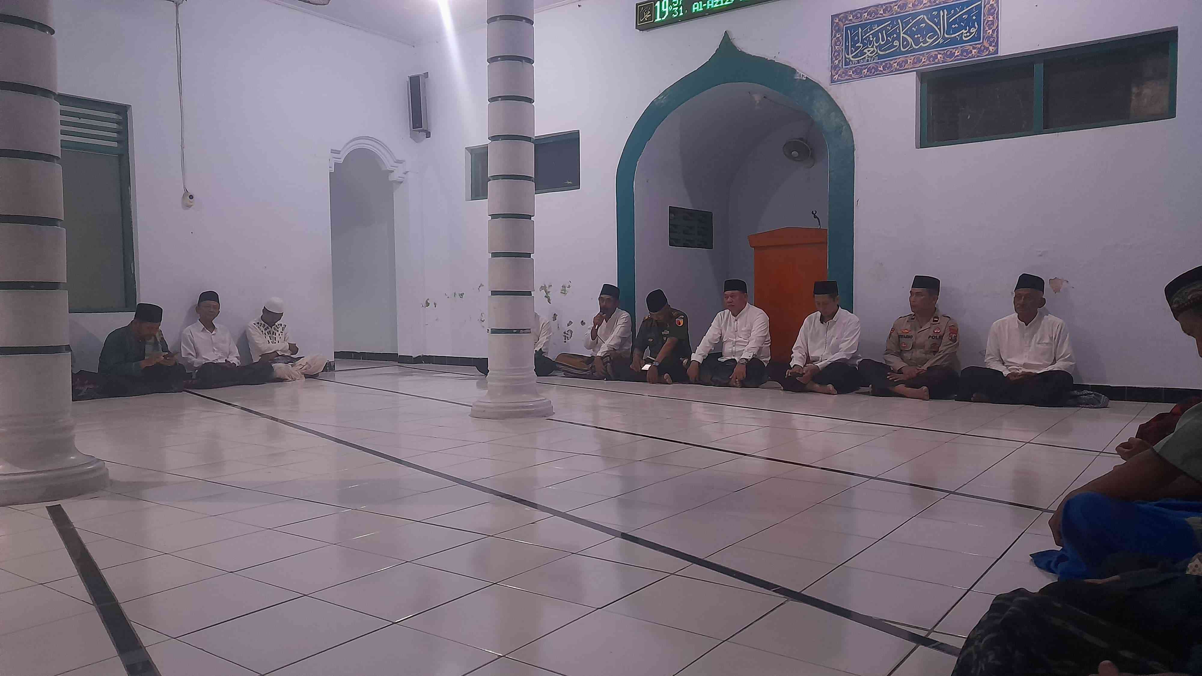 Safari Ramadhan KKN T 35 Bersama Kepala Kecamatan Sampung beserta Jajarannya di Masjid Ad-Darojah Jenangan Sampung