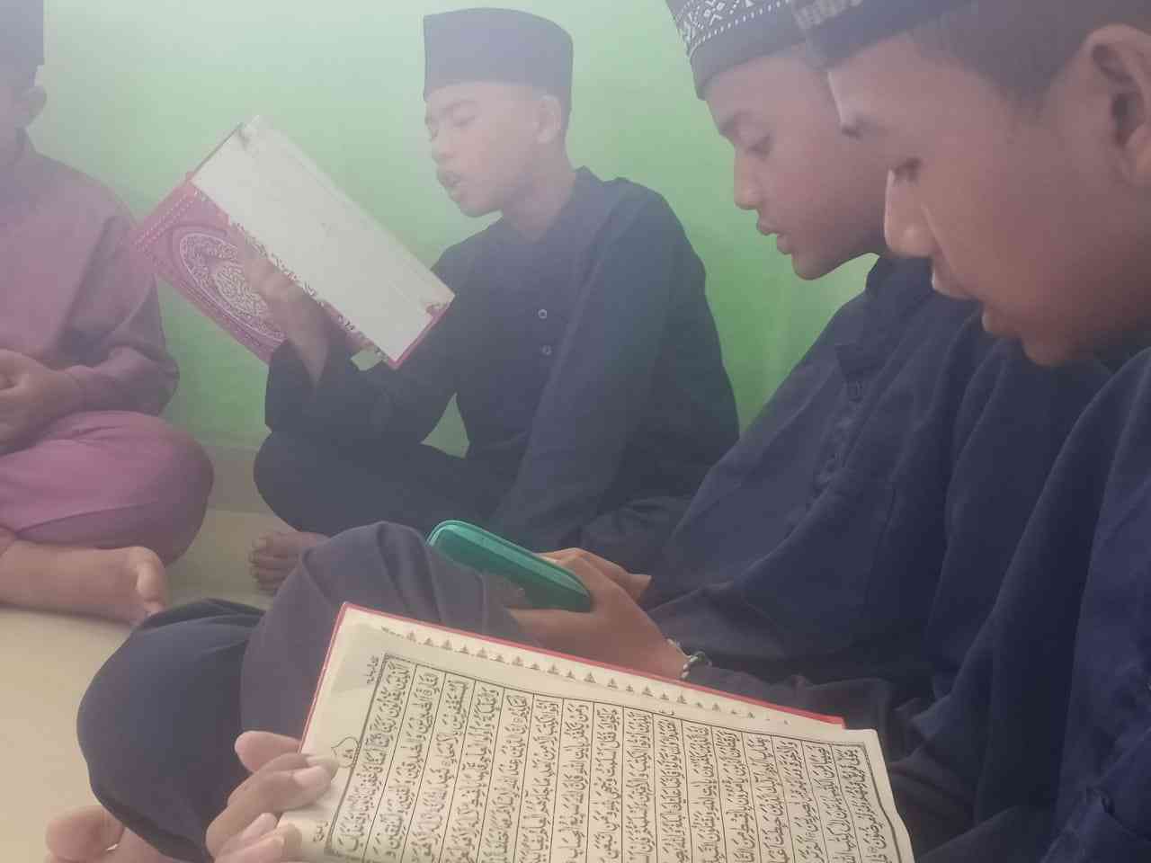 Tradisi Ramadan di Pulau, Warga Bergantian Membawa Takjil ke Masjid