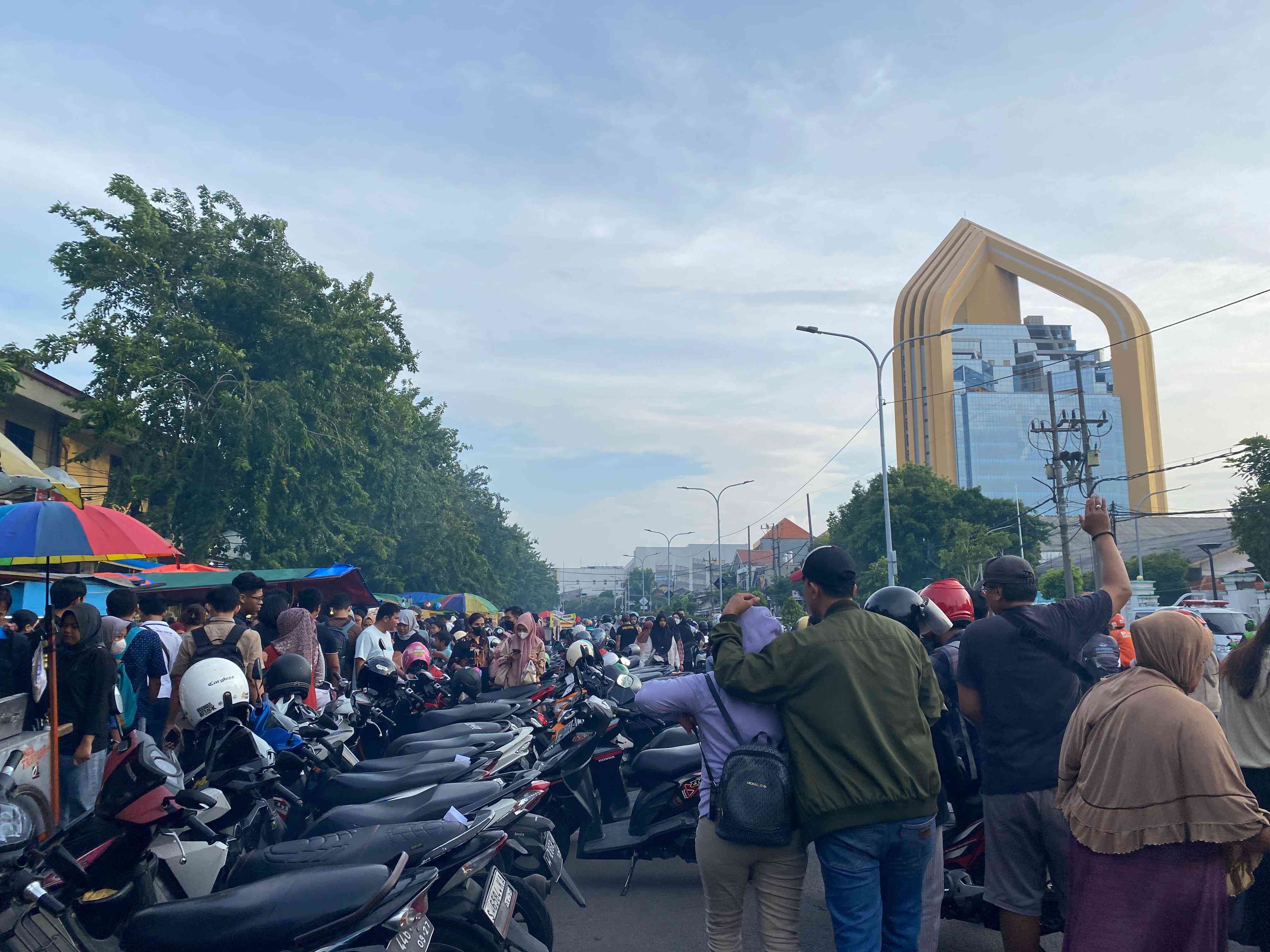 Berburu Takjil di Pasar Karang Menjangan