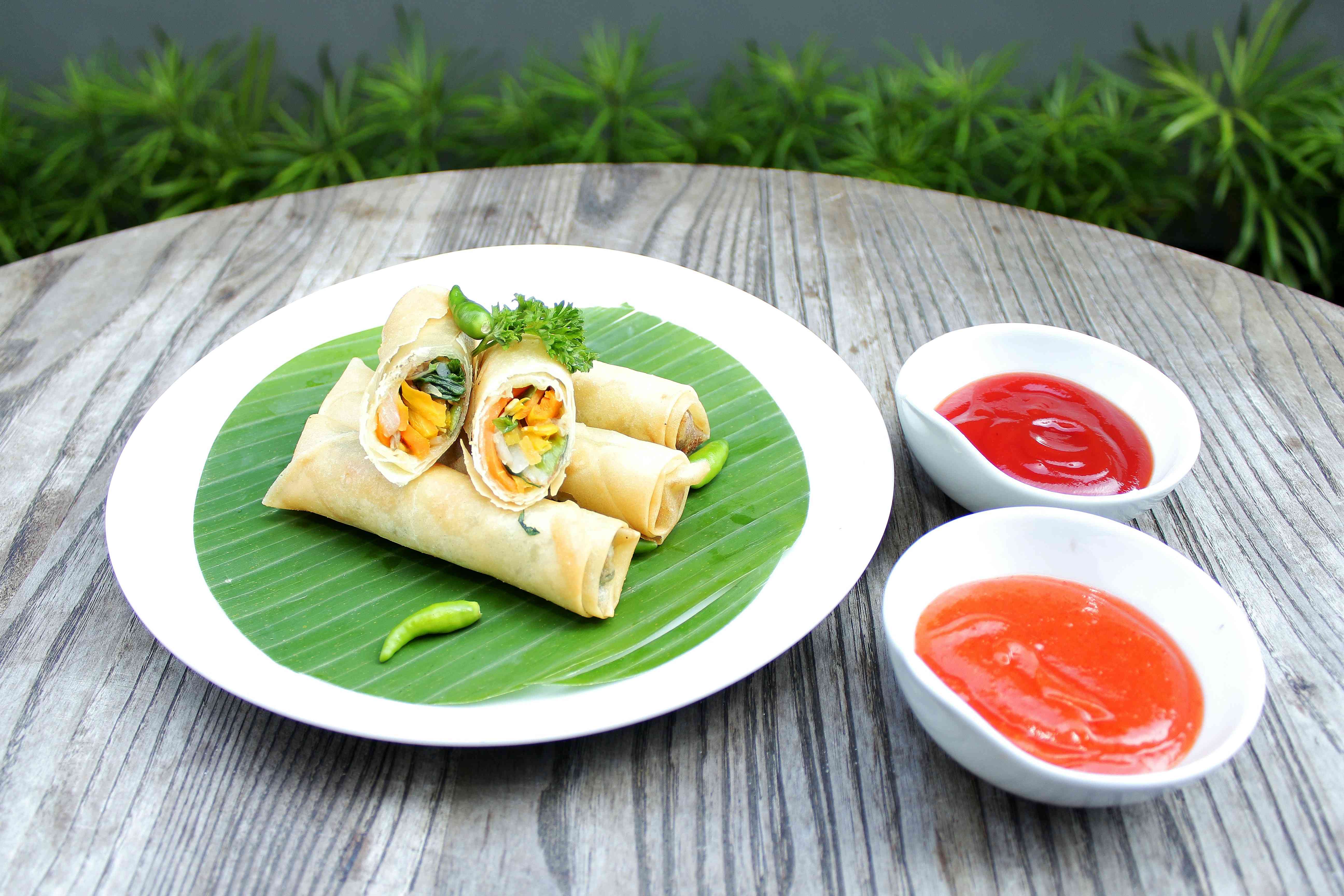 Makanan Berbuka Anak Kos Versi Aku: Buah-buahan+ Air Mineral Hangat