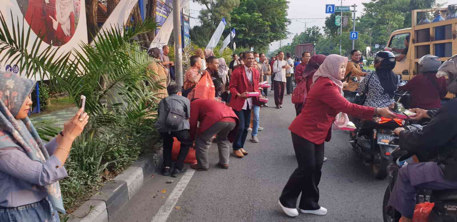 Mahasiswa RPL Umsida Berbagi Takjil