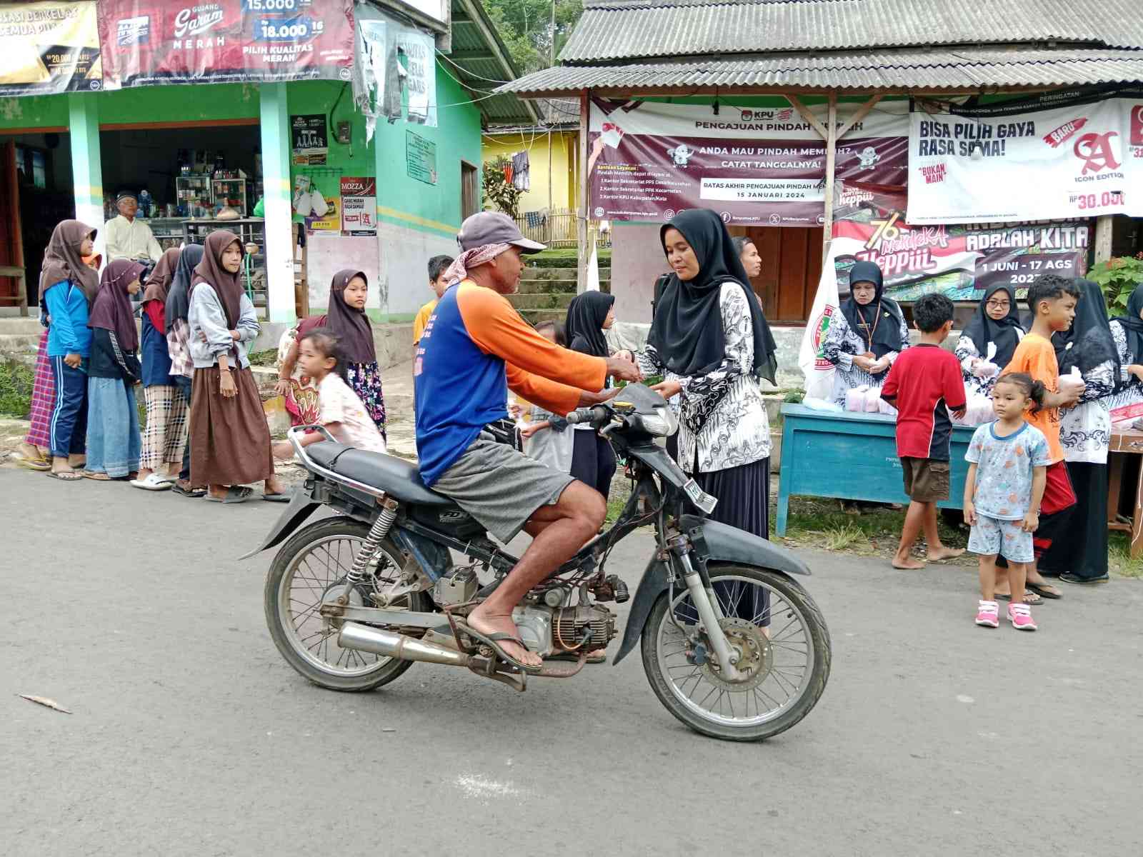 Berkah Takjil Gratis, Purwojati Berbagi di Ramadan yang Manis