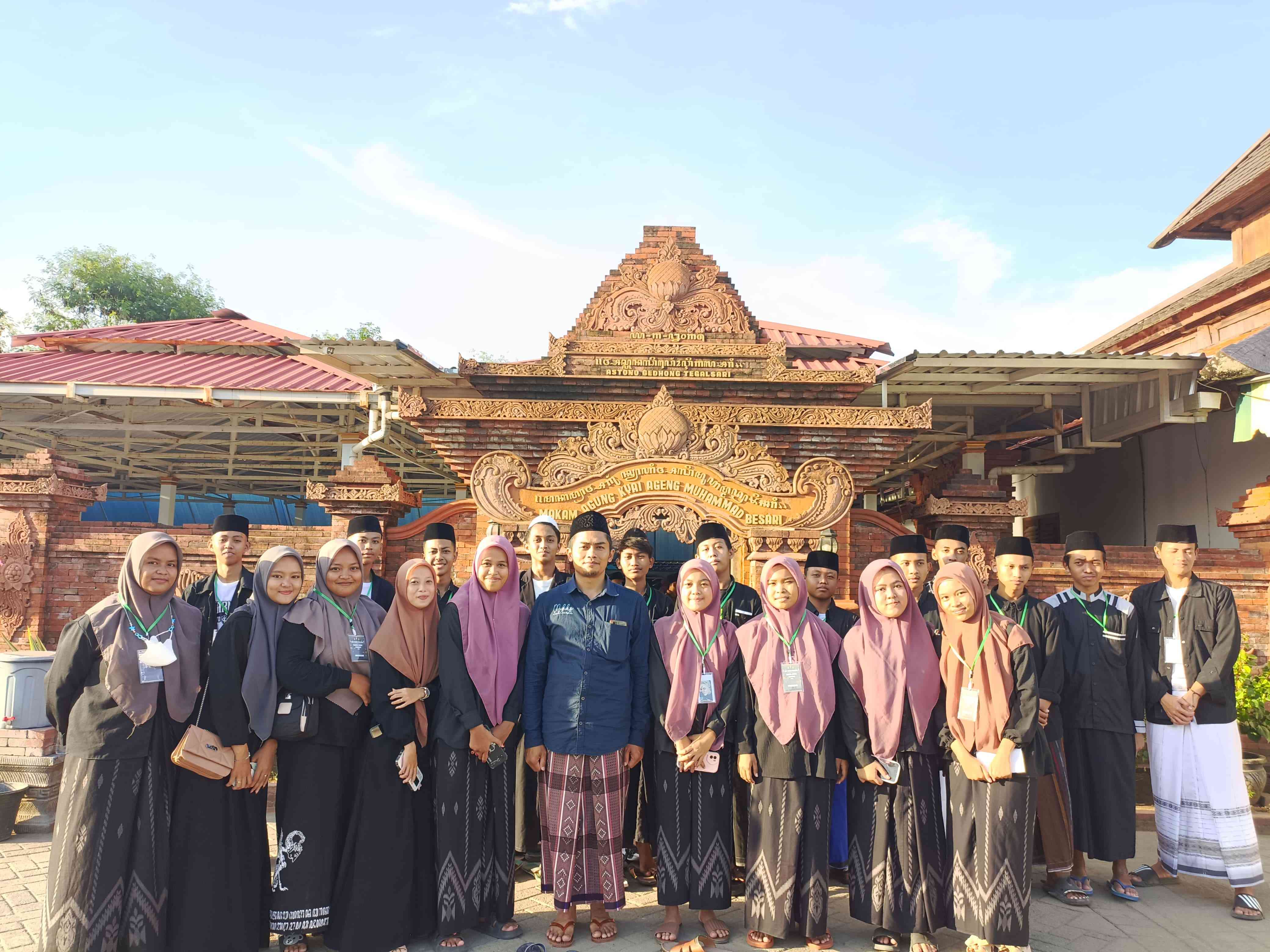 Safari Ramadan, OSIS SMK Sunan Kalijaga Ponorogo Gelar Khotmil Qur'an dan Ziarah Makam Auliya'