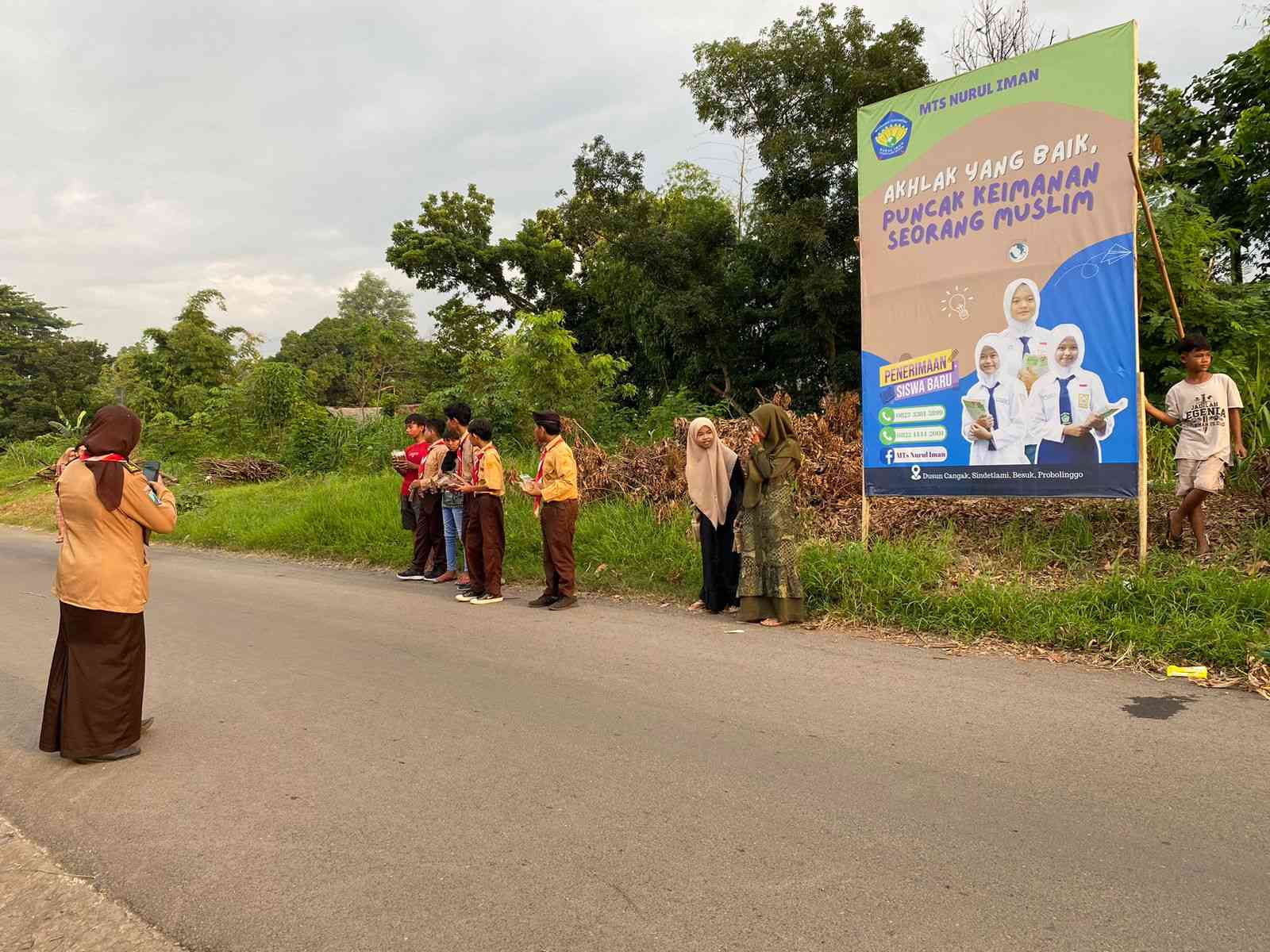 MTS Nurul Iman Berbagi Takjil Cara Mendidik Anak untuk Berbagi 