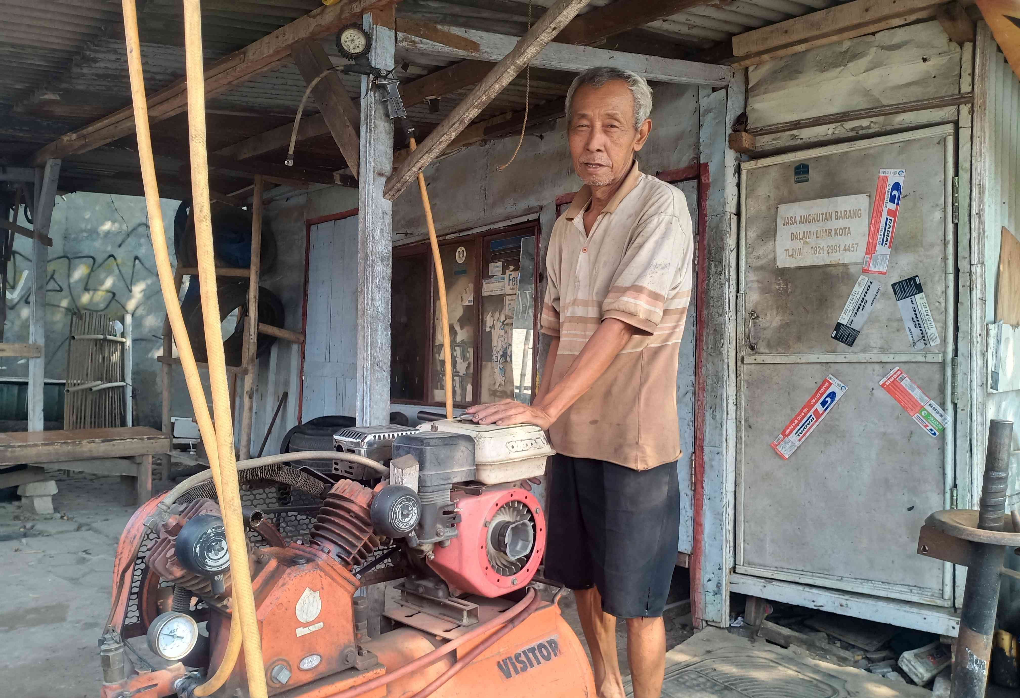 Bersama Abah Korban Gempa Sumedang yang Kini Jadi Tukang Tambal Ban demi Hidupi Keluarga
