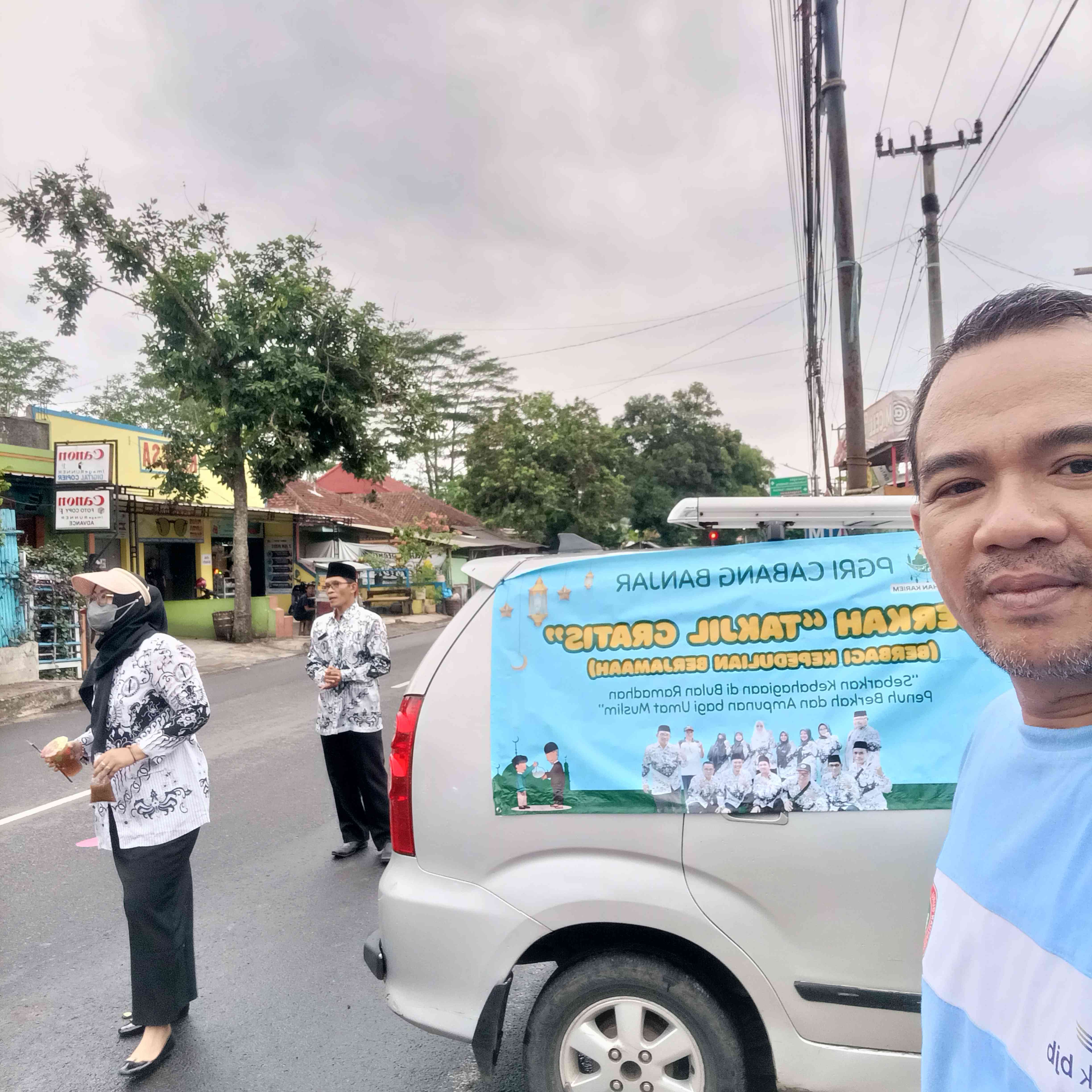 PGRI Cabang Banjar Bagi-bagi Takjil, Mulai Jus Sirsak Hingga Jus Kurma