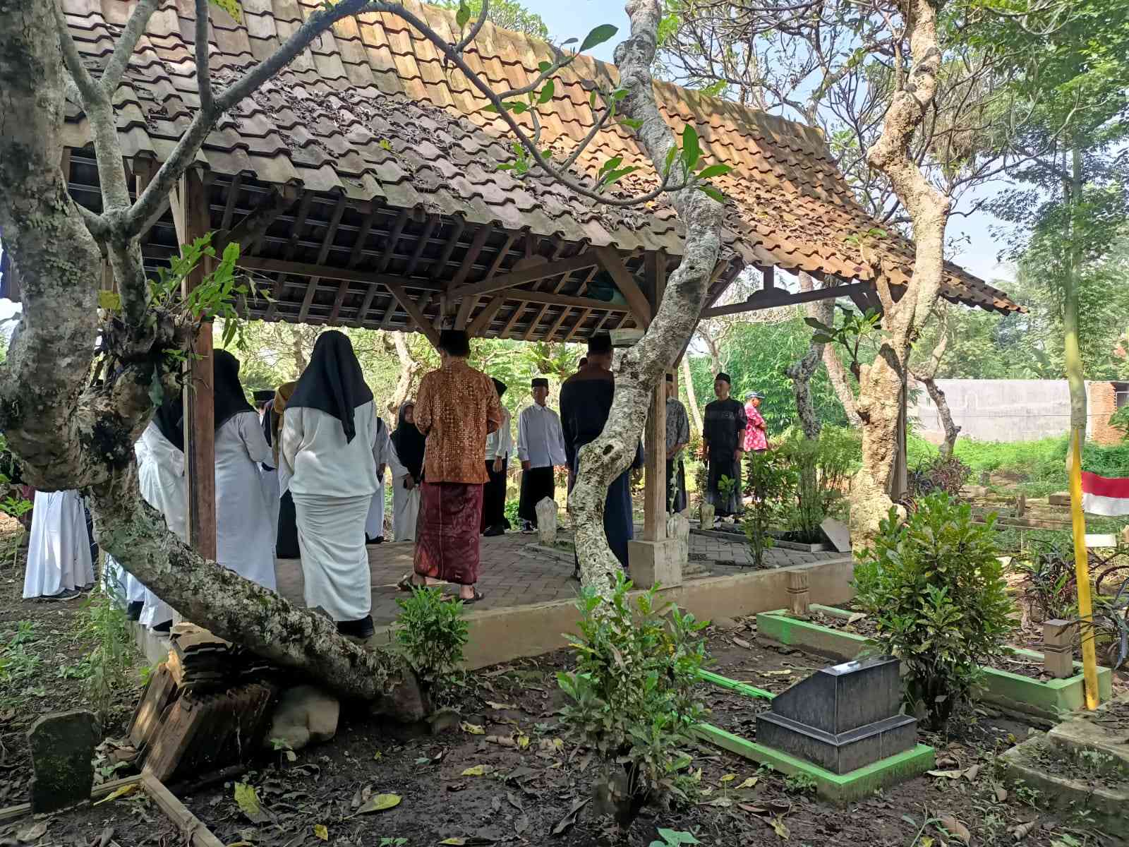 Ziarah Kubur Pendiri SMP NU Bululawang: Mengenang Jasa dan Karya