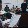 Persiapan Paduan Suara sebagai Simbol Sukacita Paskah di Kampung