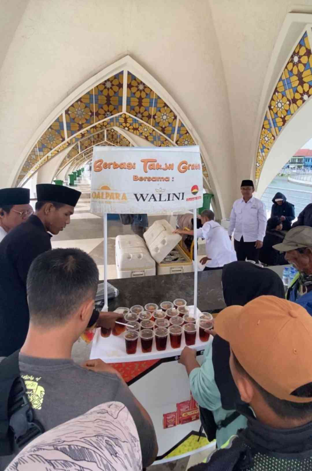 Peduli Sesama di Bulan Ramadhan, Teh Walini Bagikan Takjil Gratis