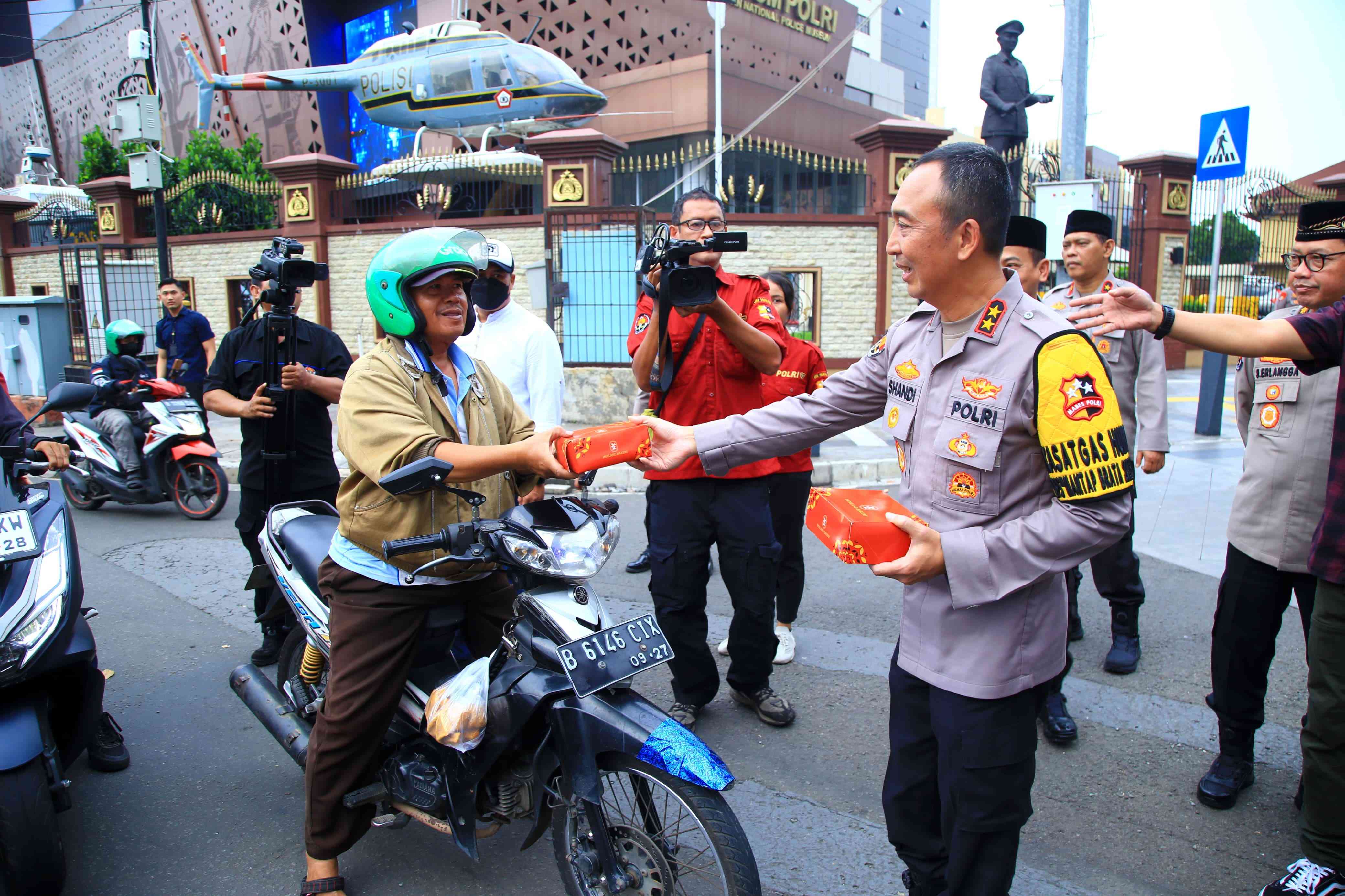 4 Jendral Beraksi Bersama Membagikan Takjil Gratis di Bulan Ramadhan