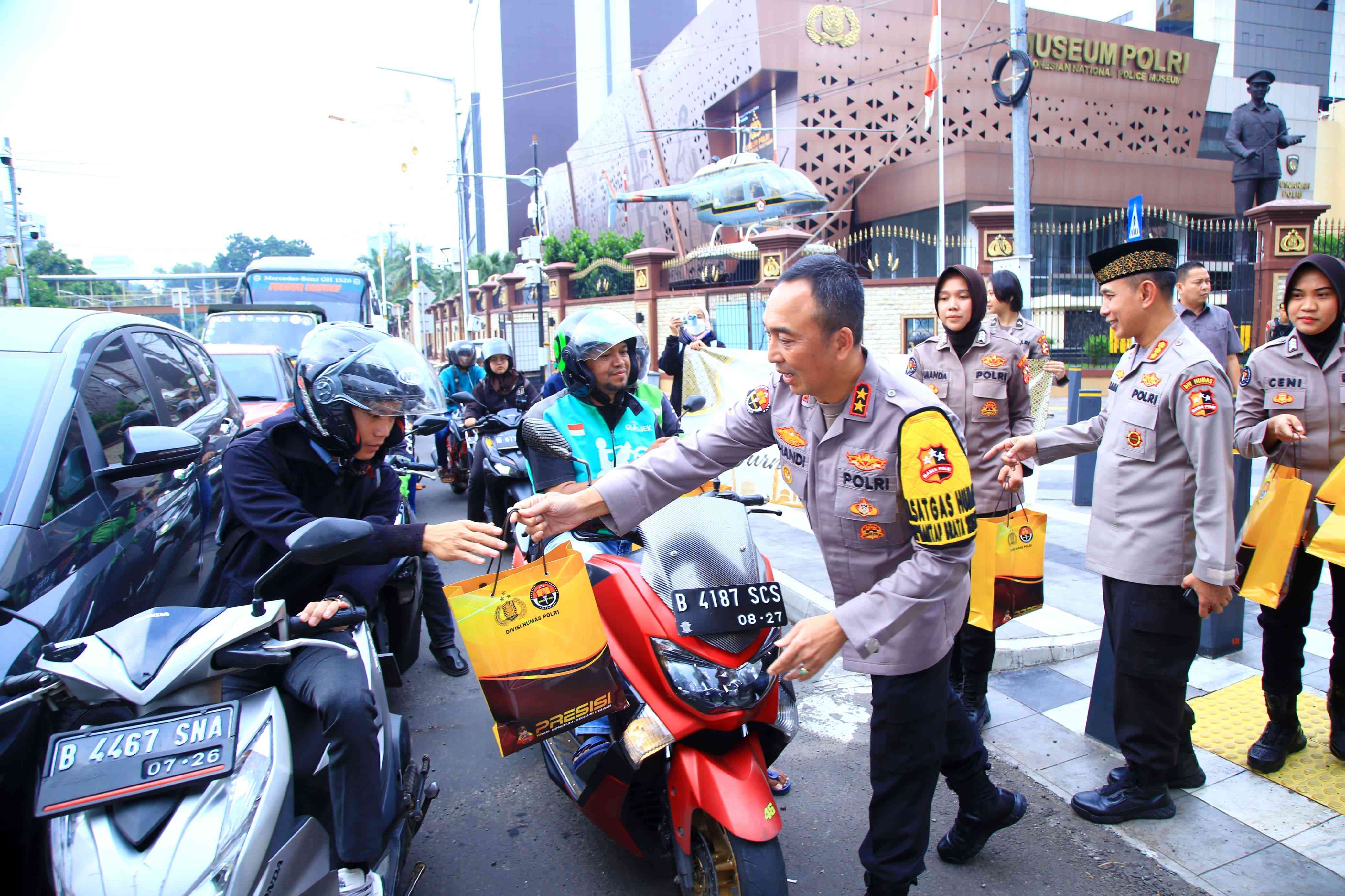 Satukan Langkah 4 Jenderal Polri dan Wartawan Berbagi Takjil di Jalan Raya