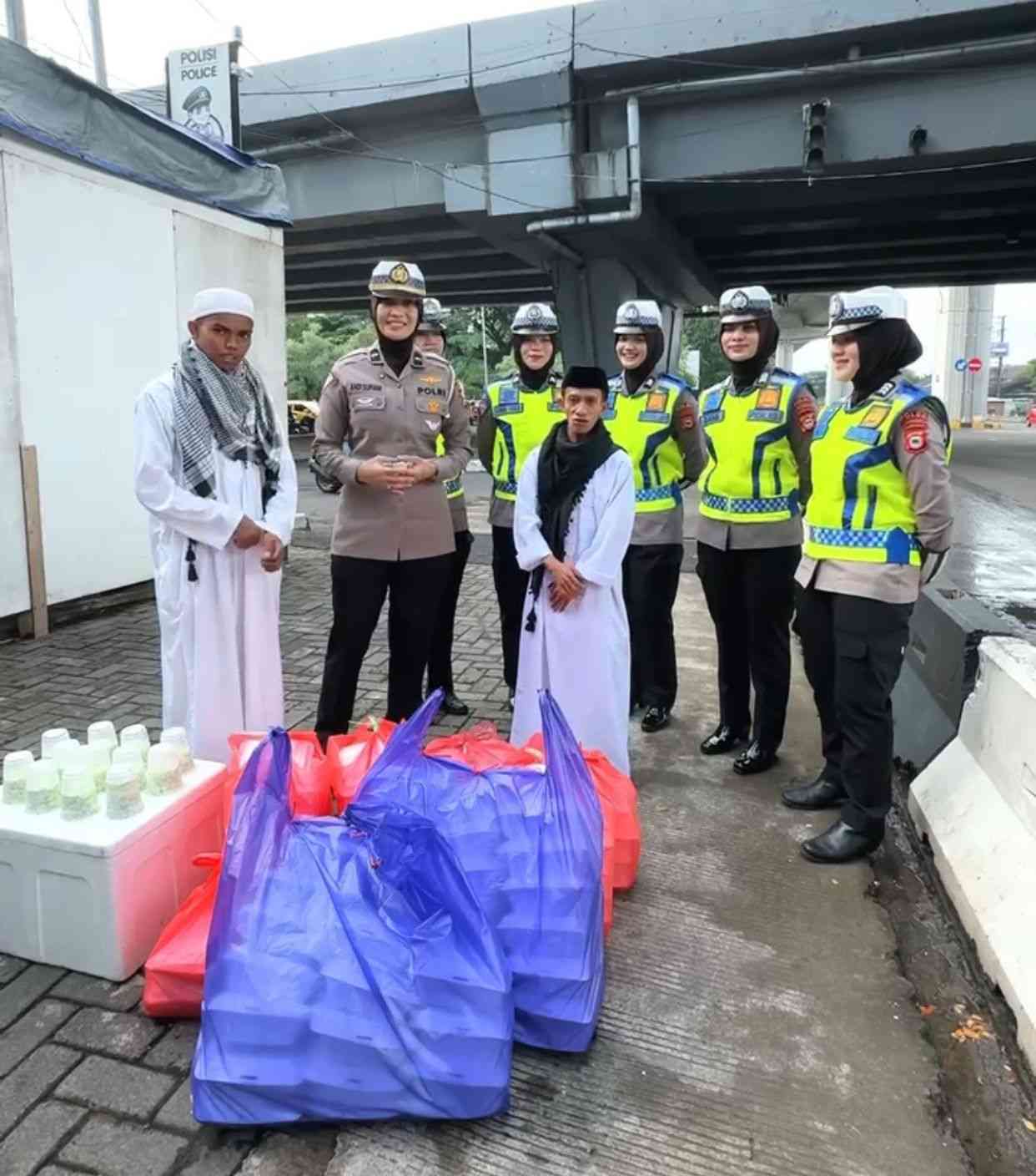 Tidak Pernah Berhenti Menyebarkan kebaikan, Pesan Inspiratif Polwan Polda Sulsel Sambil Berbagi Menu Buka Puasa