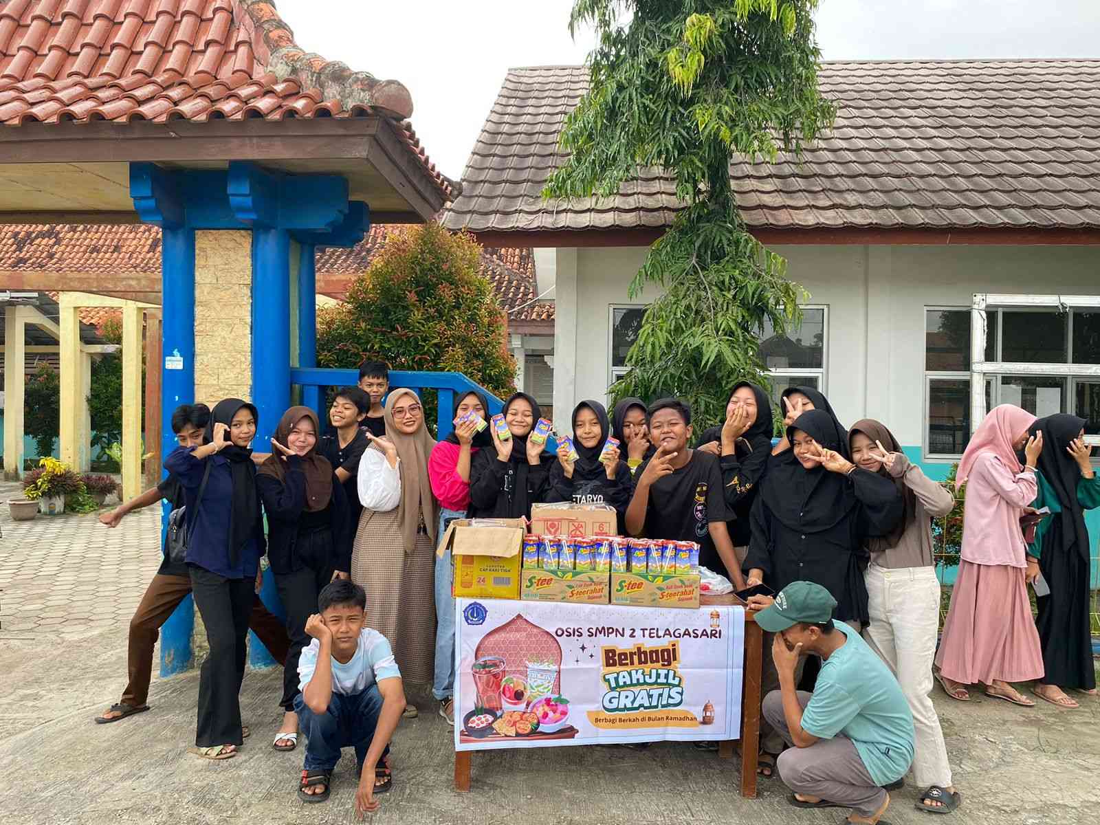 Ramadhan Berbagi, Berbagi Takjil Gartis oleh Osis SMPN 2 Telagasari