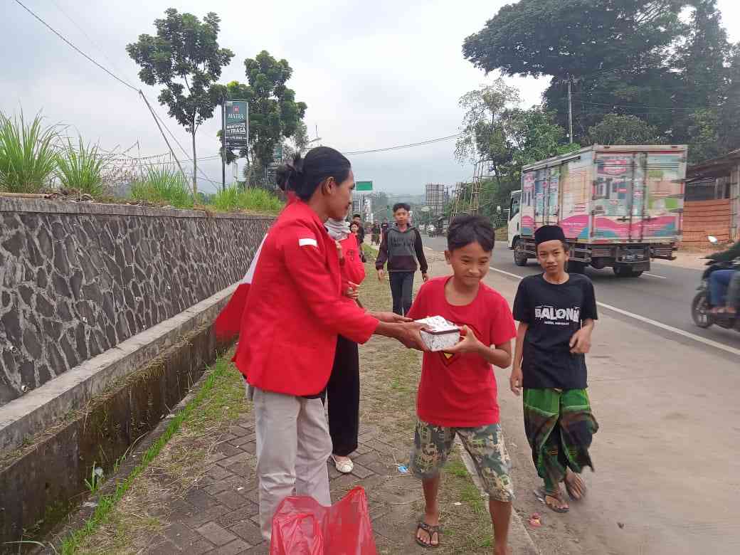 Peringati Dies Natalis GMNI Ke 70 DPK GMNI Stia Banten Bagikan Takjil Gratis