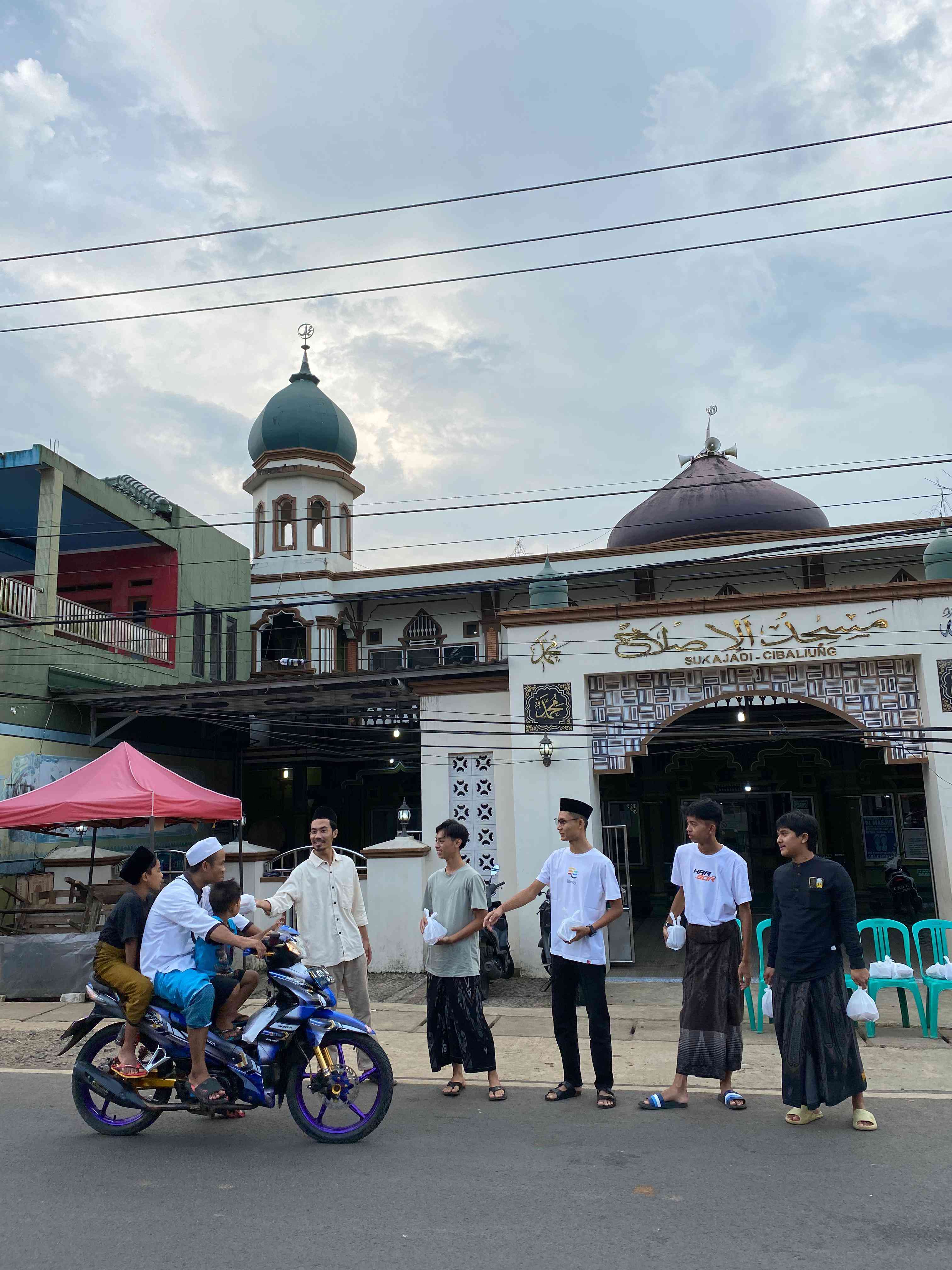 Kadus 03 Desa Sukajadi Bersama Remaja Masjid Al-Ishlah Bagi-bagi Takjil Gratis