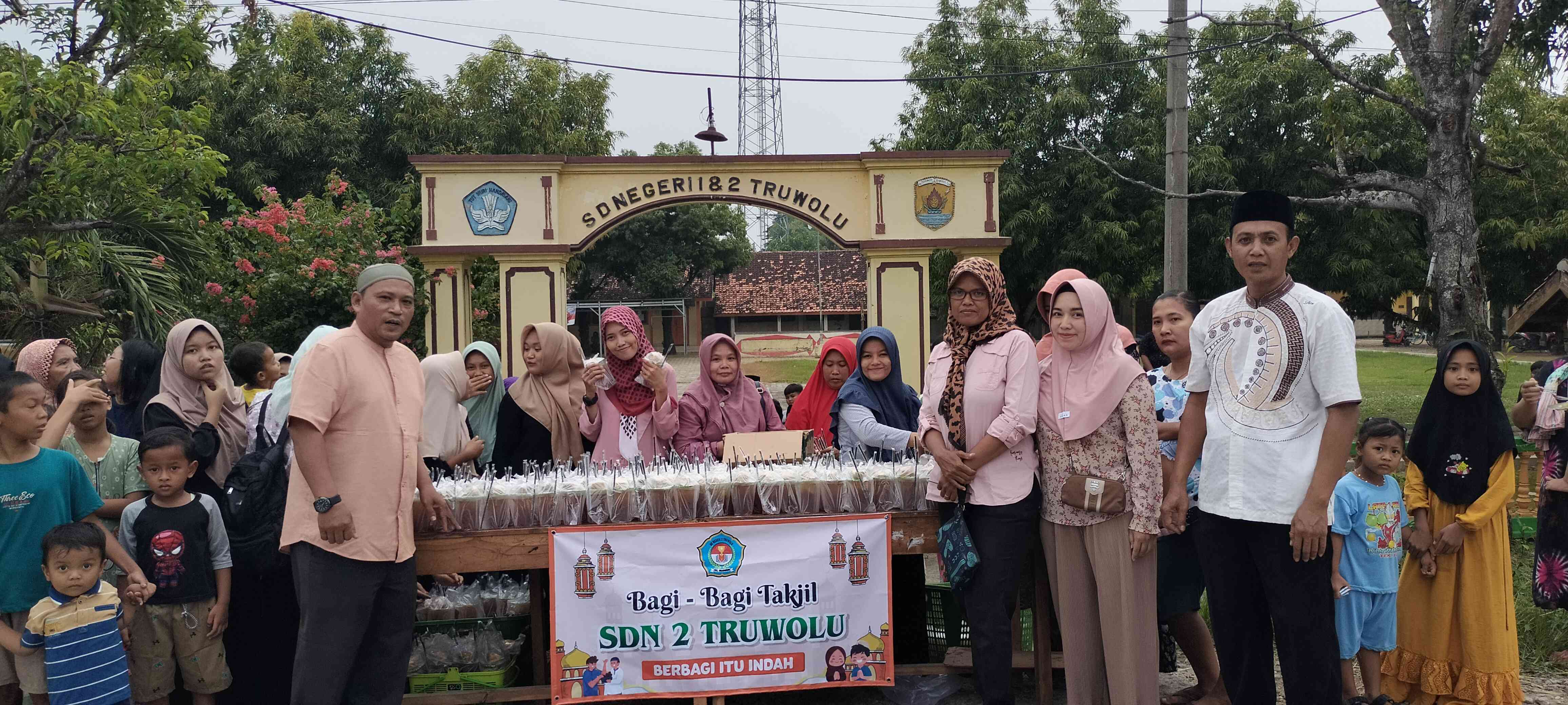 SDN 2 Truwolu Ajarkan Kegiatan Positif dengan Berbagi Takjil