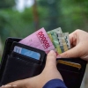 Hati-hati Dompet "Cekak", Berikut Tips Mengelola Uang Belanja Lebaran