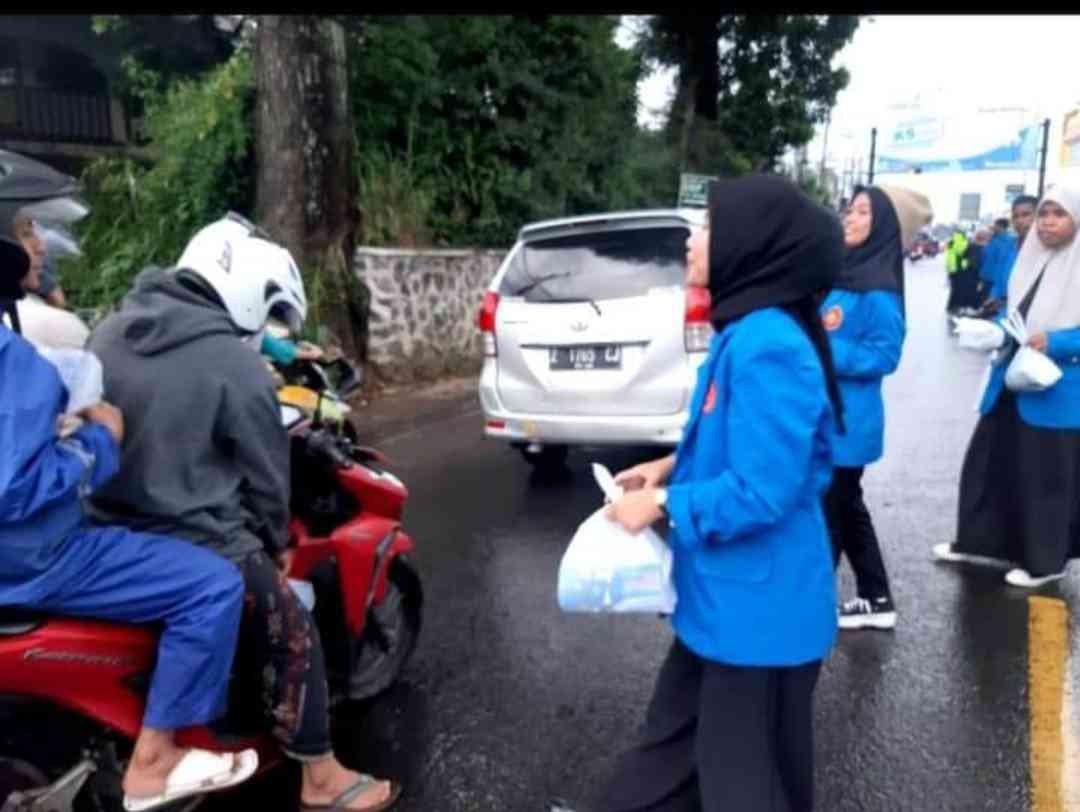 Bantu Sesama, Mahasiswa Unfari Bagikan Paket Nasi Kotak untuk Buka Puasa ke Pengendara Jalan di Sumedang