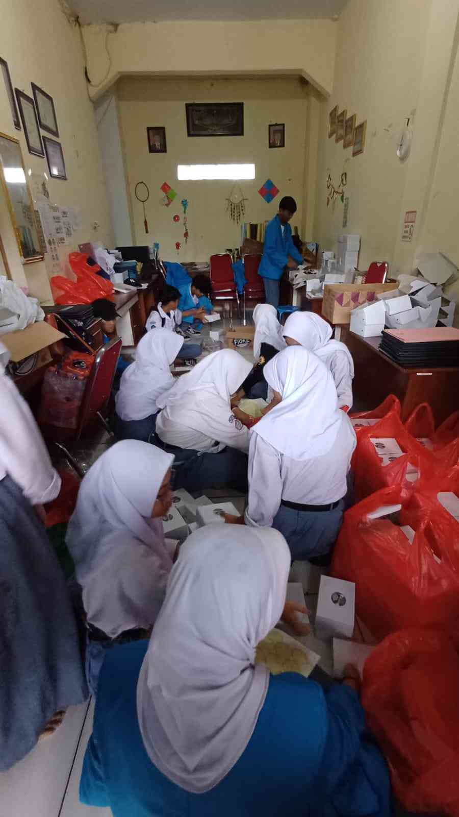 Anak Sekolah SMK Al Ikhlas Berbagi Takjil