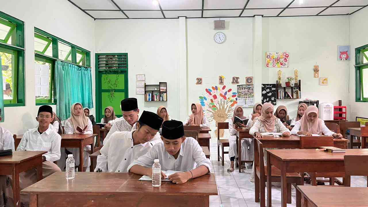 Siswa Kelas IX F Peringati Harlah MTs Negeri 6 Bantul dengan Bukber dan Tadarus