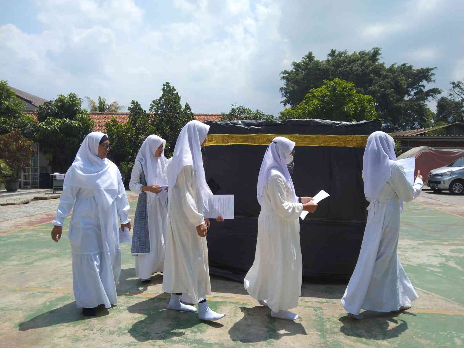 Mempraktikkan Ilmu Agama, Siswa SMA Plus Al Ghifari Ikuti Peragaan Manasik Haji dan Umrah