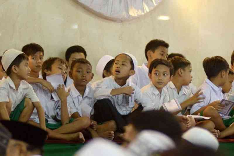 Menjaga Khidmat Khutbah Jumat, Mendidik Anak Beradab di Masjid