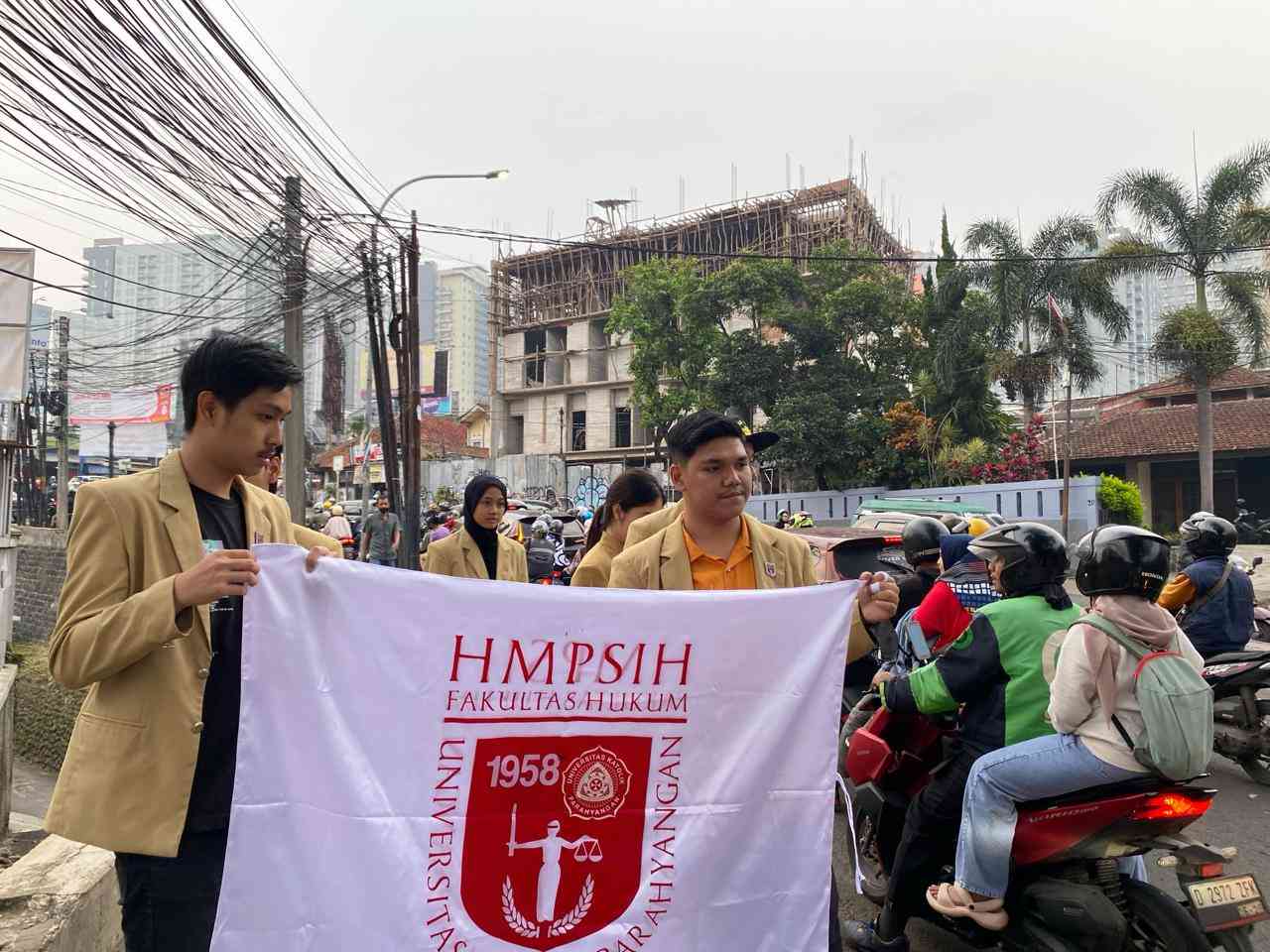 Implementasikan Pluralisme, HMPSIH Universitas Katholik Parahyangan Berbagi Takjil