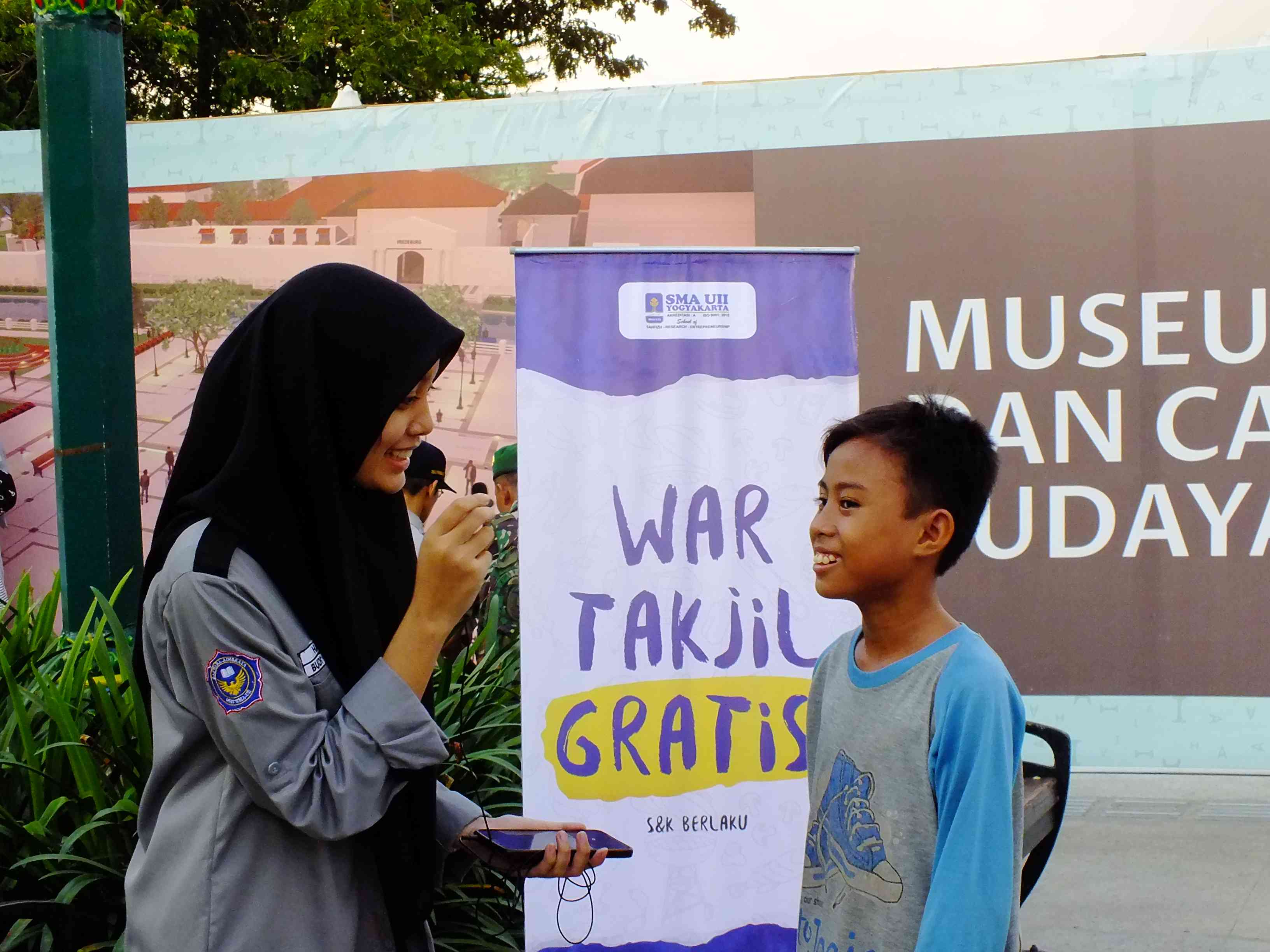 Ngaji on The Road, SMA UII Yogyakarta Bagikan 100 Takjil