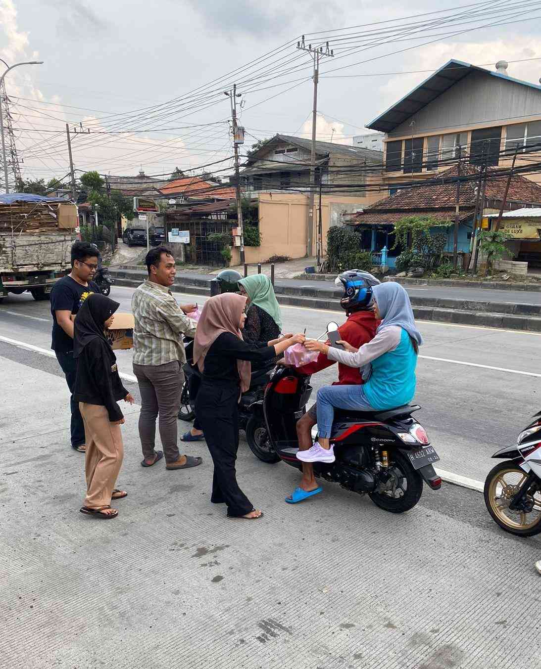 Berkah Ramadhan, Karang Taruna RT 08 Kecamatan Tugu Bagikan Takjil Untuk Pengguna Jalan