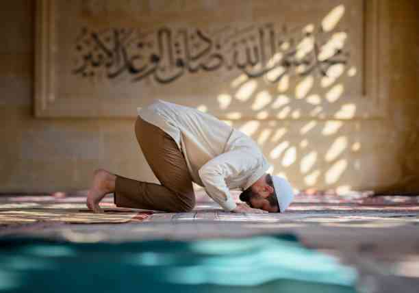 Sujud: Berbisik di Tanah, Terdengar di Langit