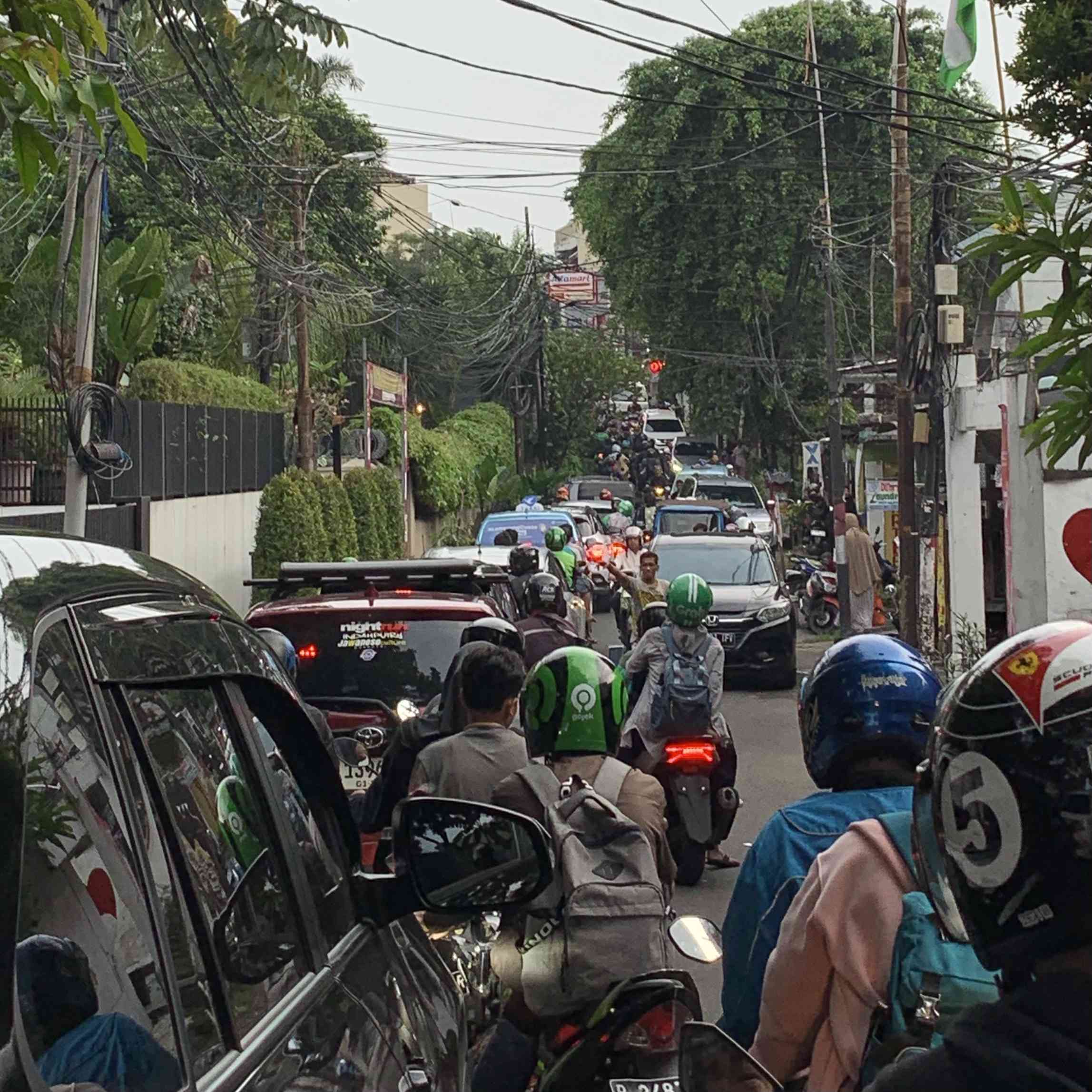 Pemburu Takjil Mengganggu Arus Lalu Lintas di Kemang