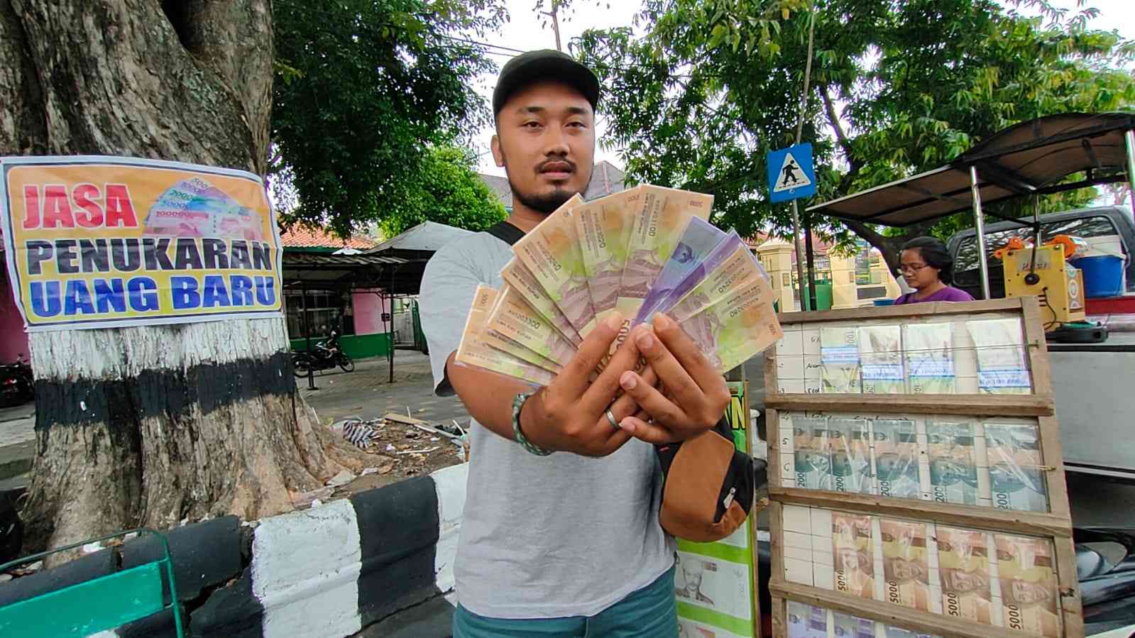 Menukar Uang Baru THR Lebaran, Haram Gak Sih?