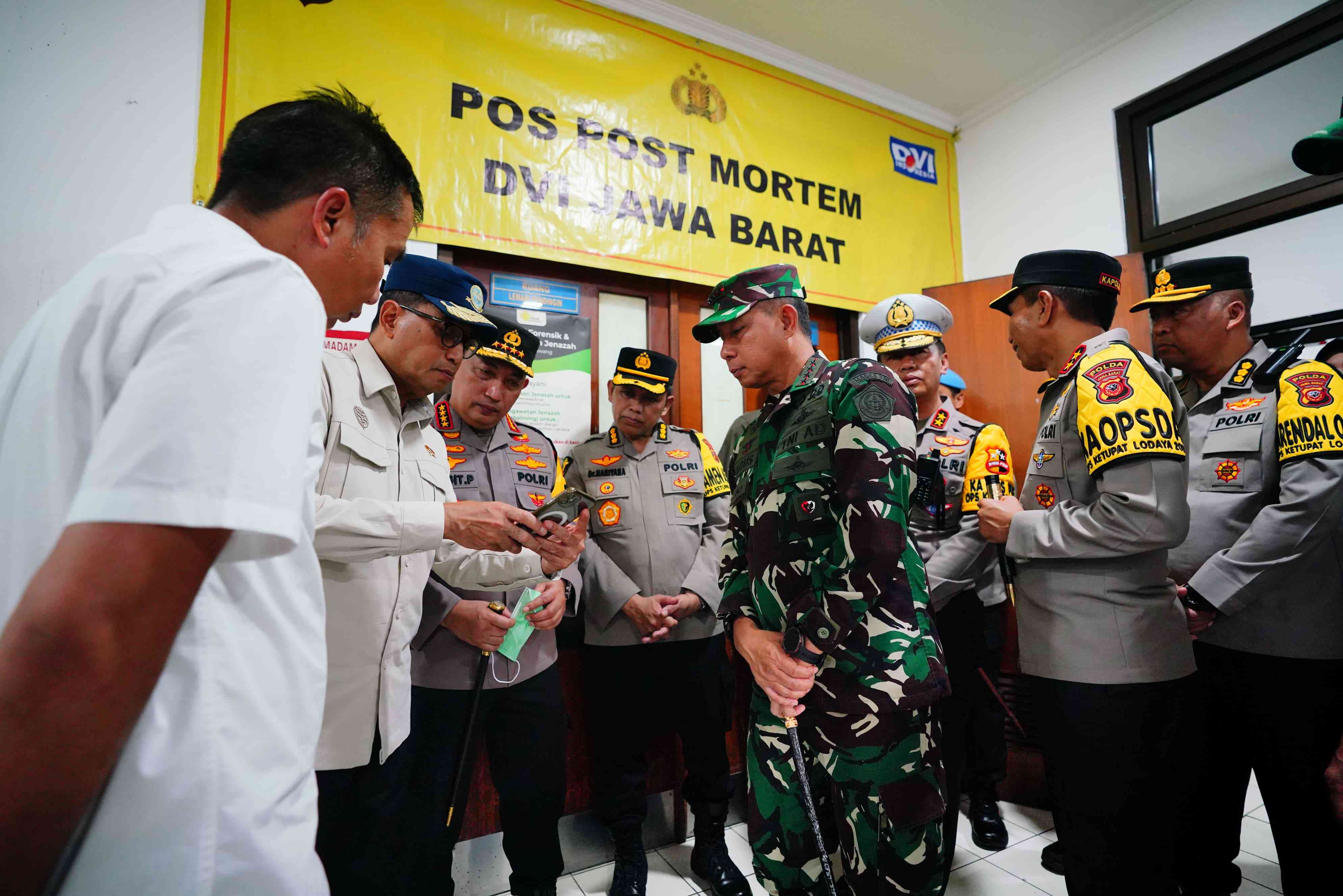 Kapolri Bantu Keluarga Korban Kecelakaan Tol Cikampek, Buktikan Pelayanan Terbaik