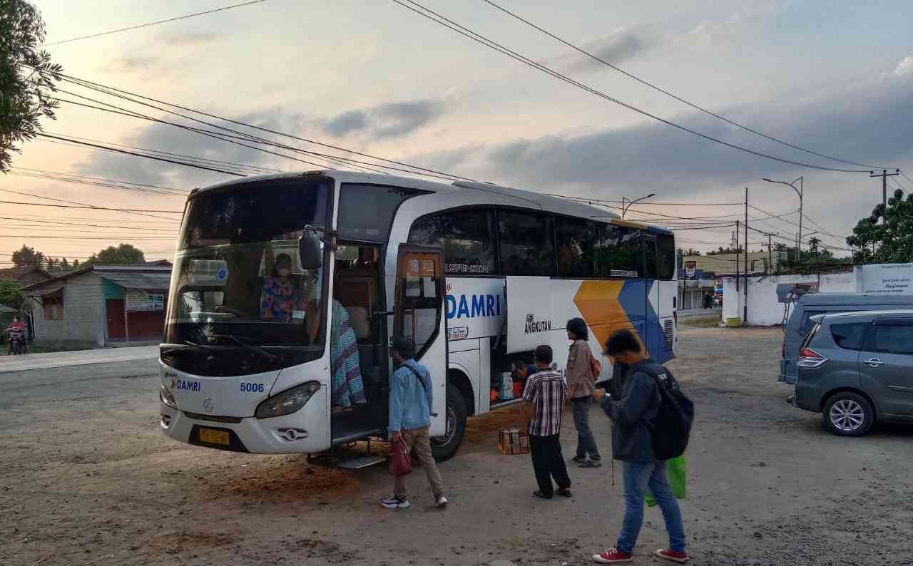 Memasuki H-4 Hari Raya Idul Fitri 1445 H Penumpang Mulai Padati Terminal Damri Rajabasa