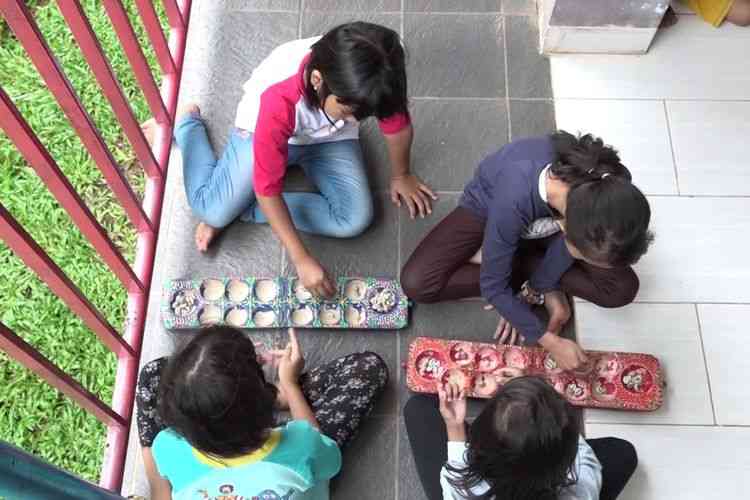 Mengajarkan Makna Lebaran Lewat Games Tradisional Congklak