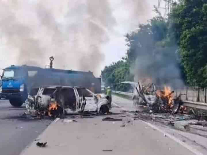 Saat Arus Mudik Terjadi Kecelakaan Tol Jakarta-Cikampek,12 Orang Tewas