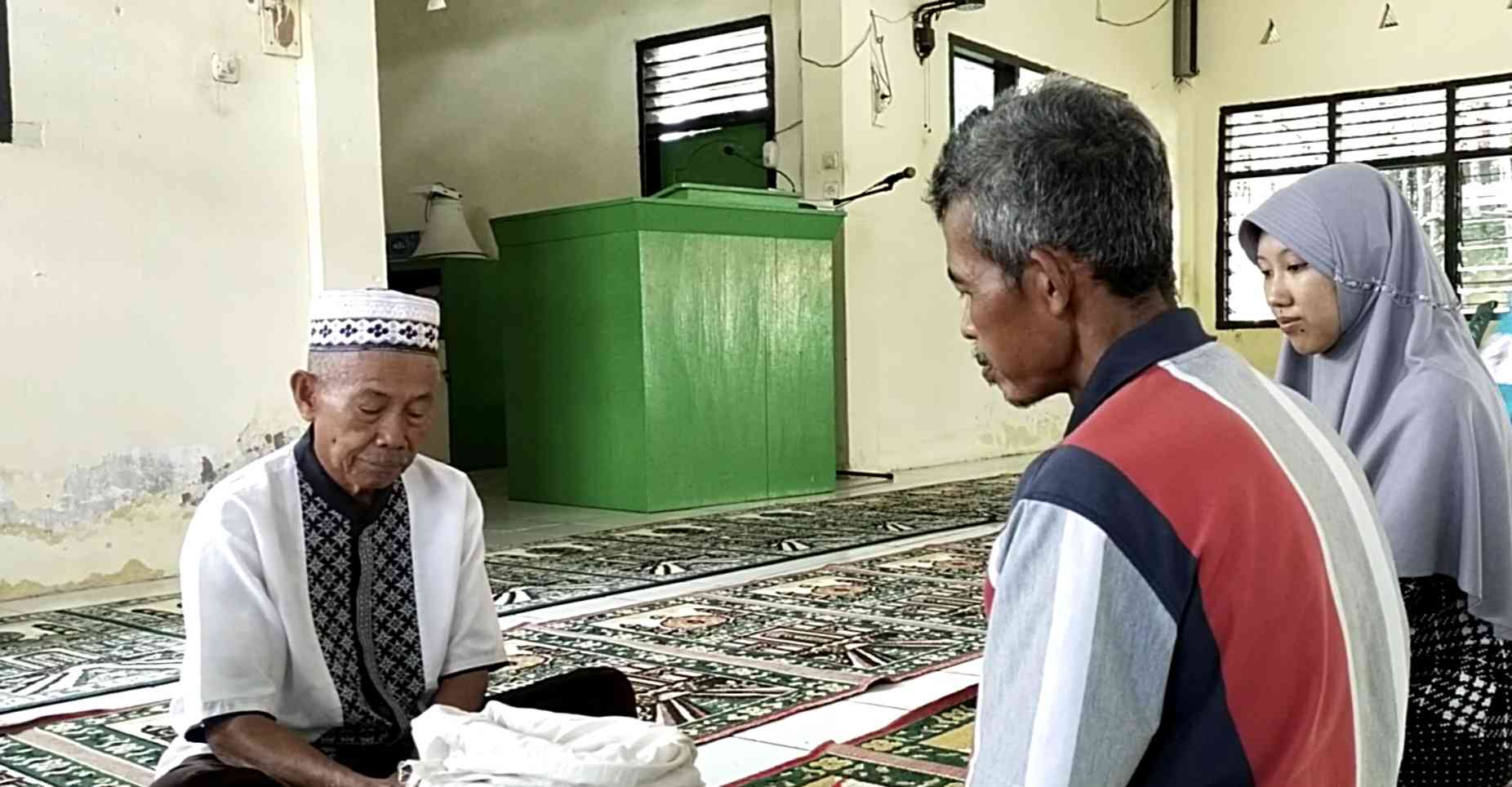 Proses Pembayaran Zakat di Mesjid Nurul Falah Onembute