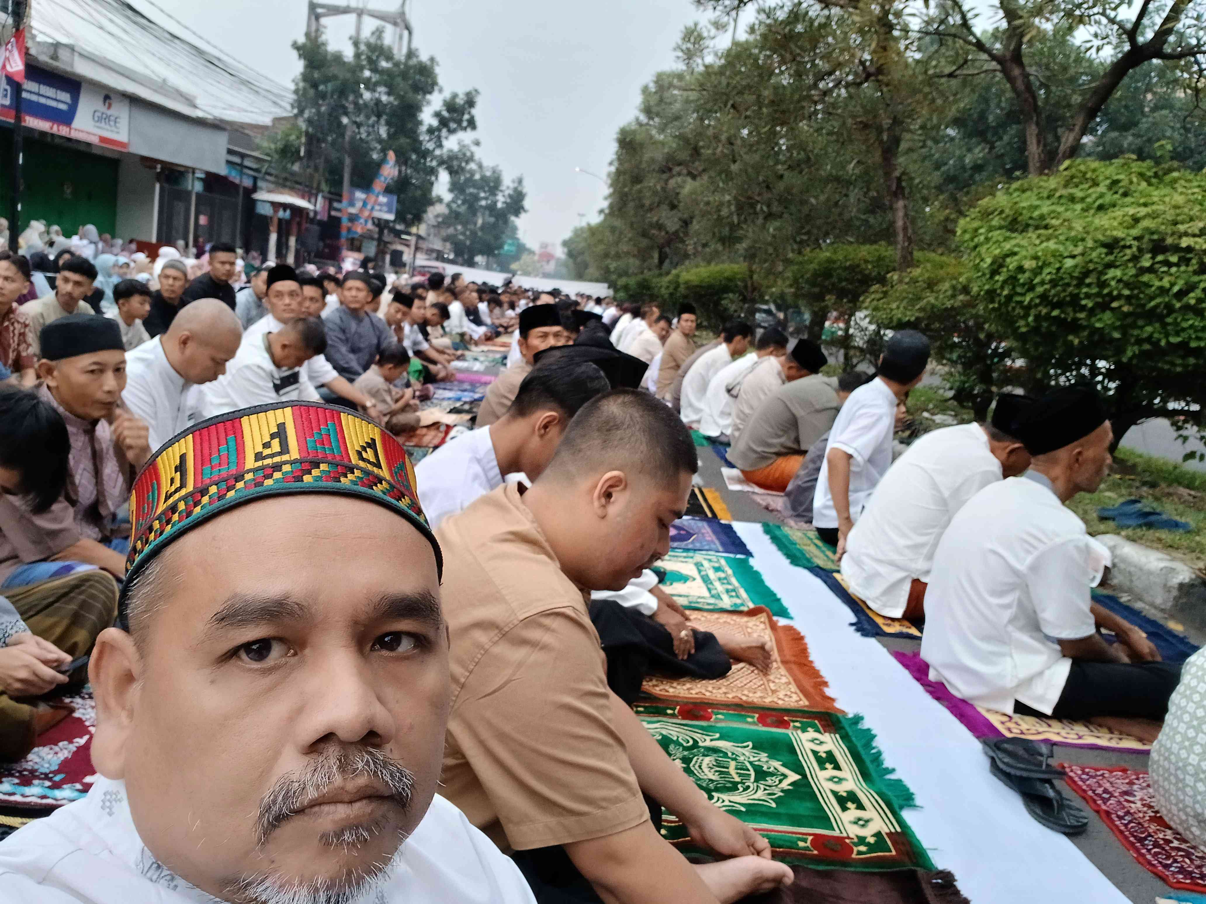 Liputan Kegiatan Sholat Idul Fitri di Jalan Jamika Bandung