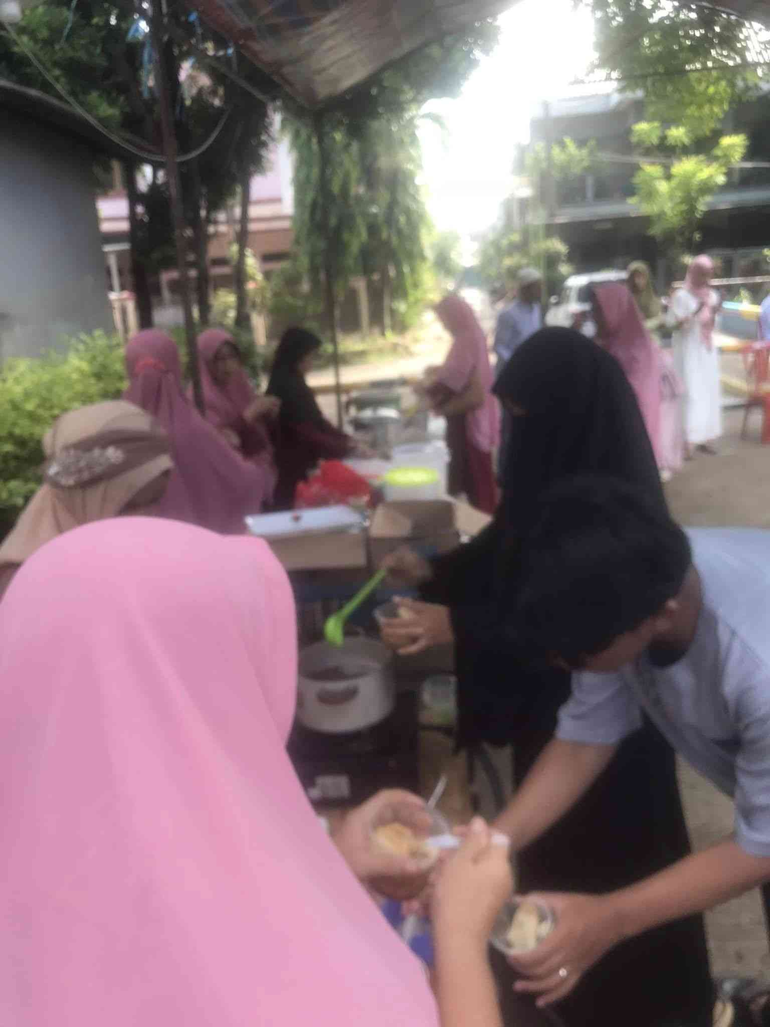 Aneka Makanan Ketupat, Opor Ayam, Seblak dan Odeng Korea Menjadi Suguhan Menarik di Acara Silaturahmi Lebaran Warga RT.002/13 Pondok Damai Bogor