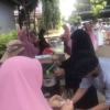 Aneka Makanan Ketupat, Opor Ayam, Seblak dan Odeng Korea Menjadi Suguhan Menarik di Acara Silaturahmi Lebaran Warga RT.002/13 Pondok Damai Bogor