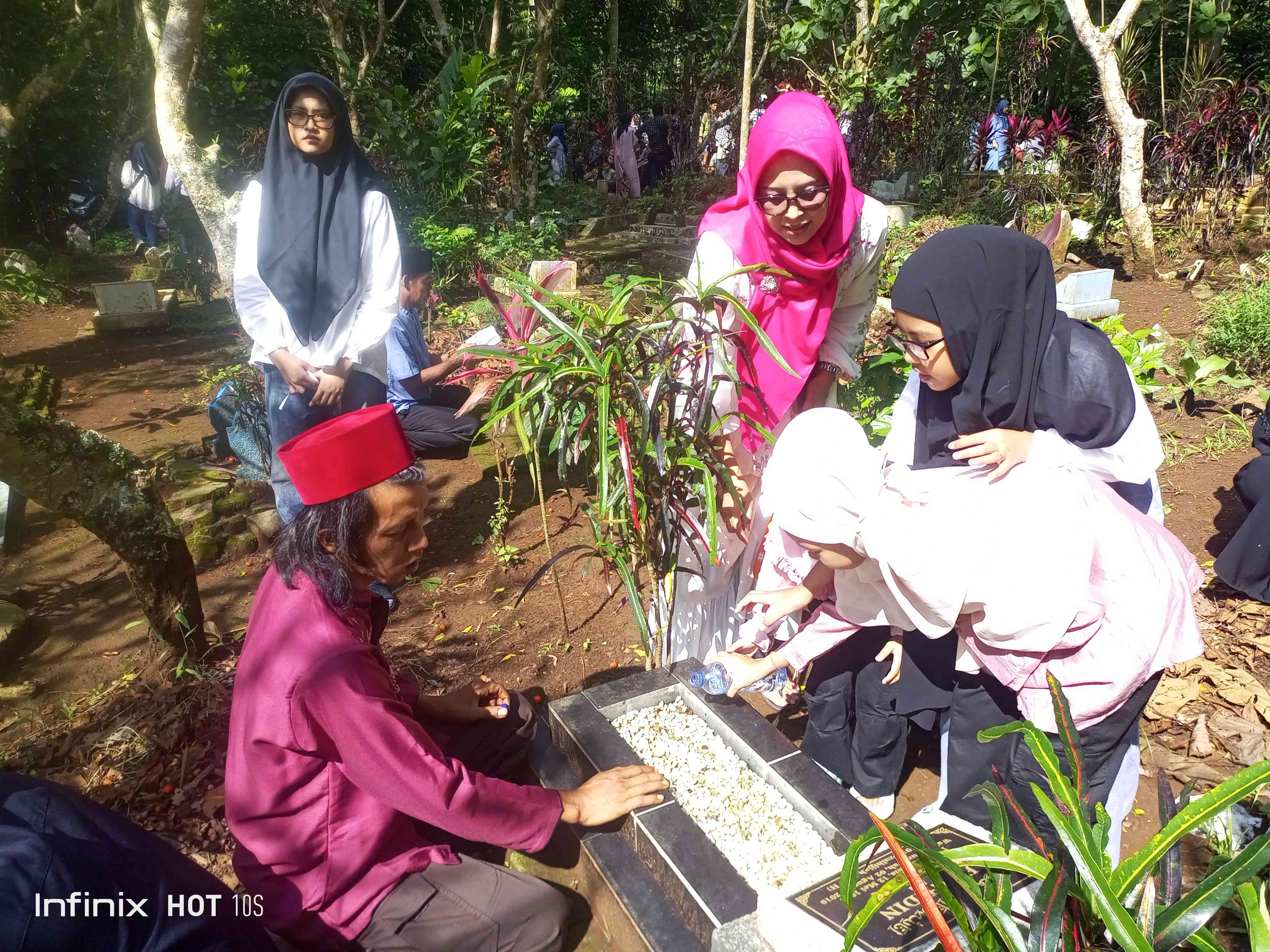 Tradisi Ziarah ke Makam di Sanghyang Rajadesa Ciamis, Saat Hari Raya Idul Fitri